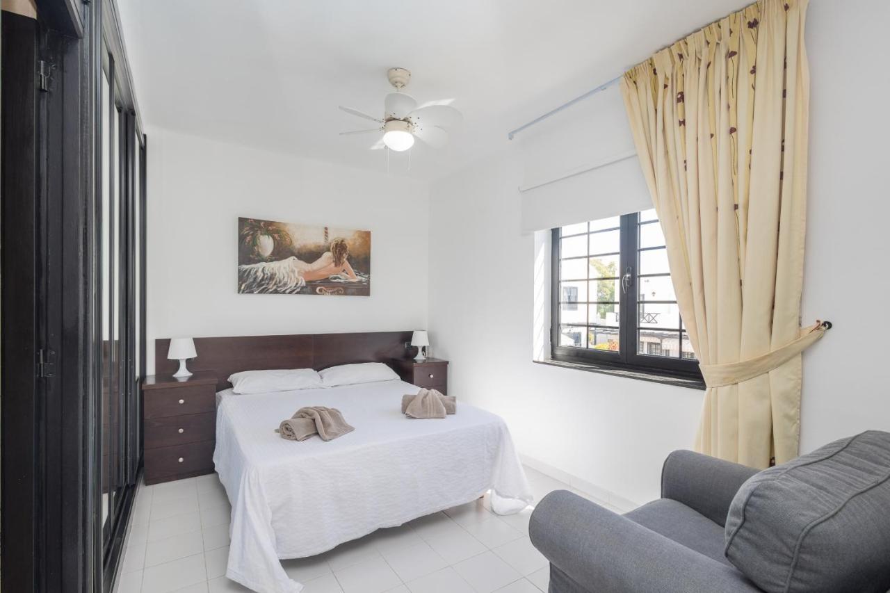 3br House - Parking - Pool - 15 Min Walk To *