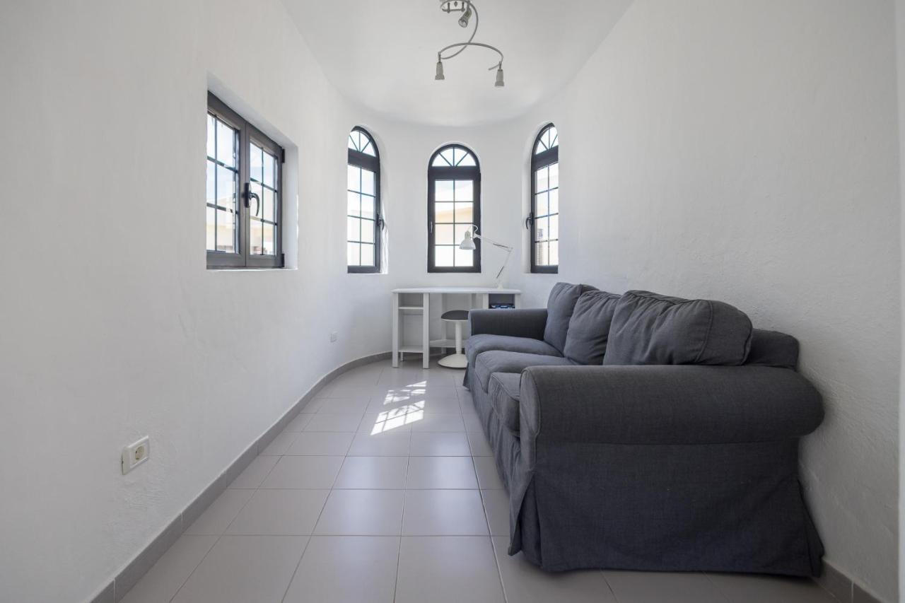 3br House - Parking - Pool - 15 Min Walk To Сasa de vacaciones *