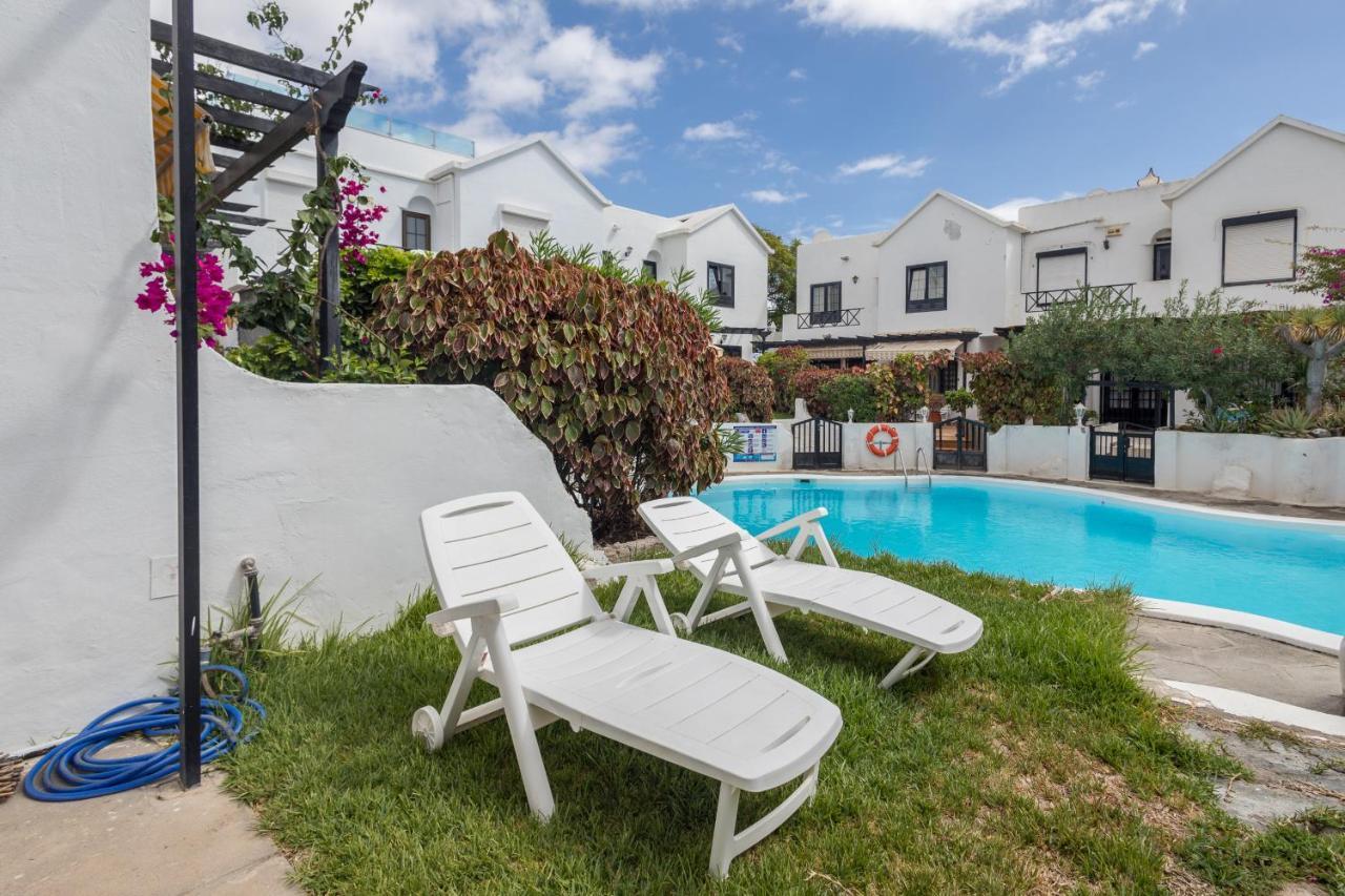3br House - Parking - Pool - 15 Min Walk To *