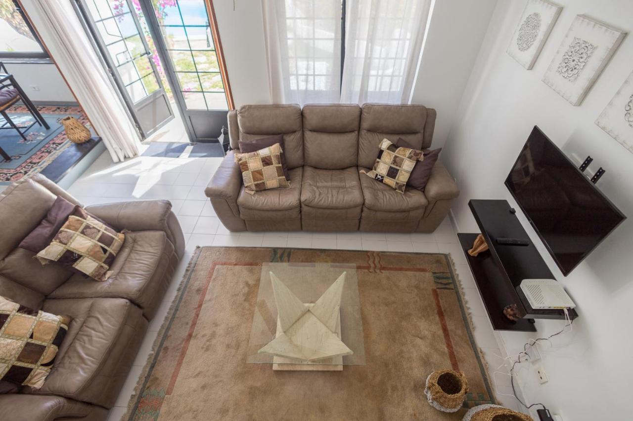 3br House - Parking - Pool - 15 Min Walk To