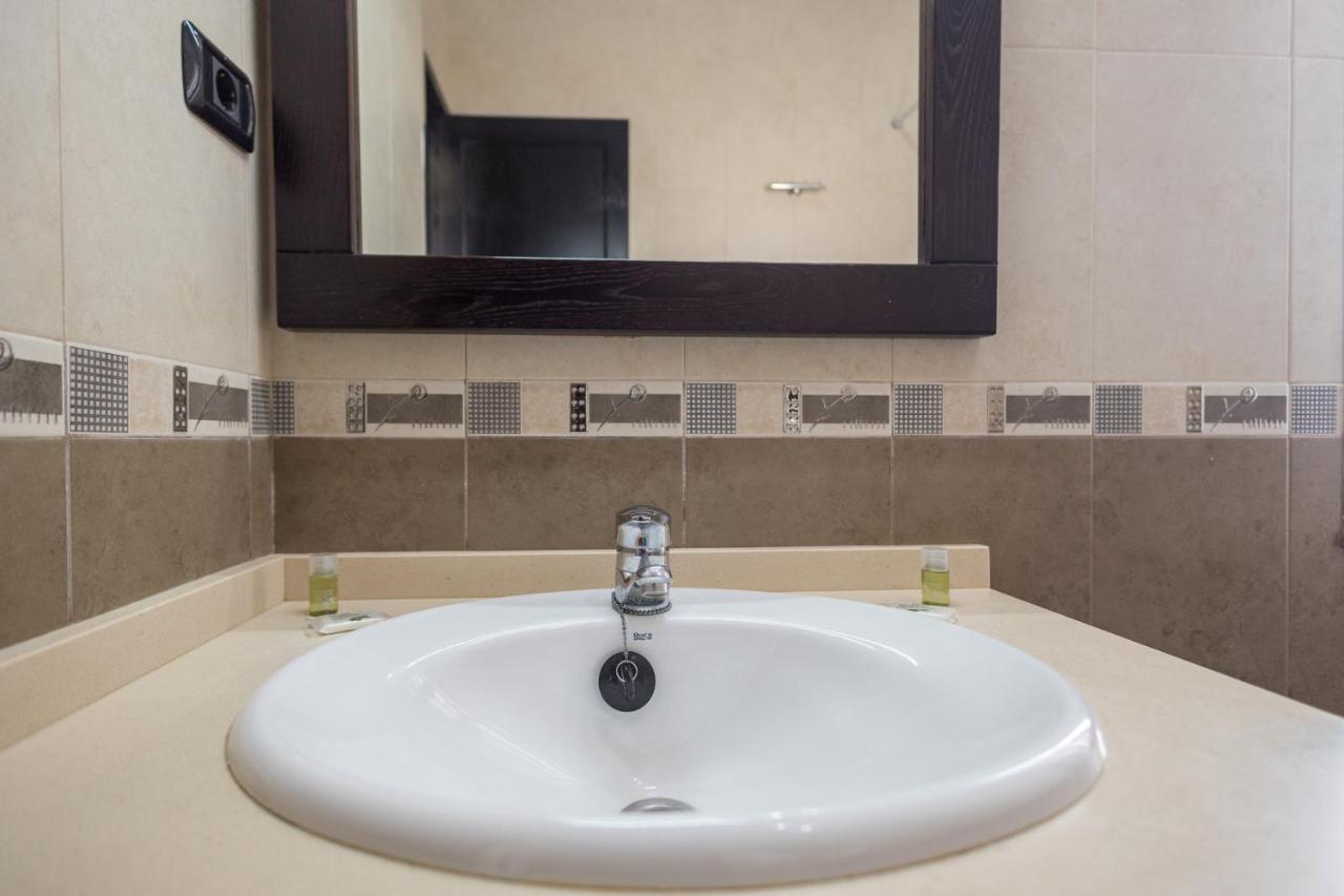 3br House - Parking - Pool - 15 Min Walk To Сasa de vacaciones