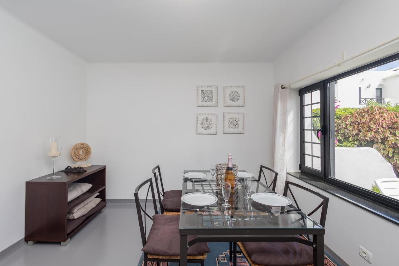 3br House - Parking - Pool - 15 Min Walk To *