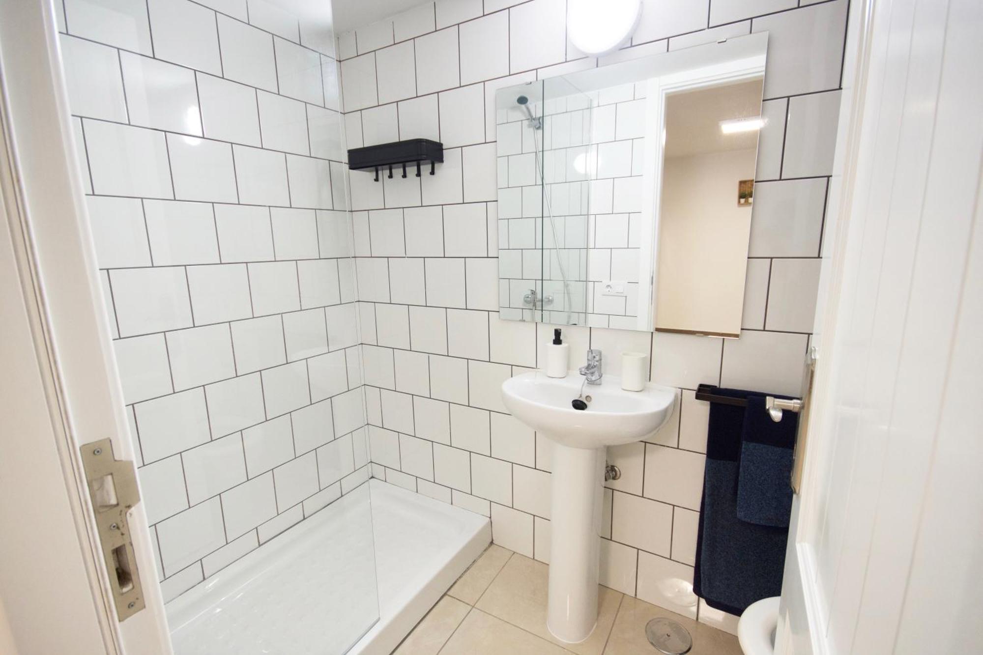 Two Bedrooms Close To Airport Apartment *