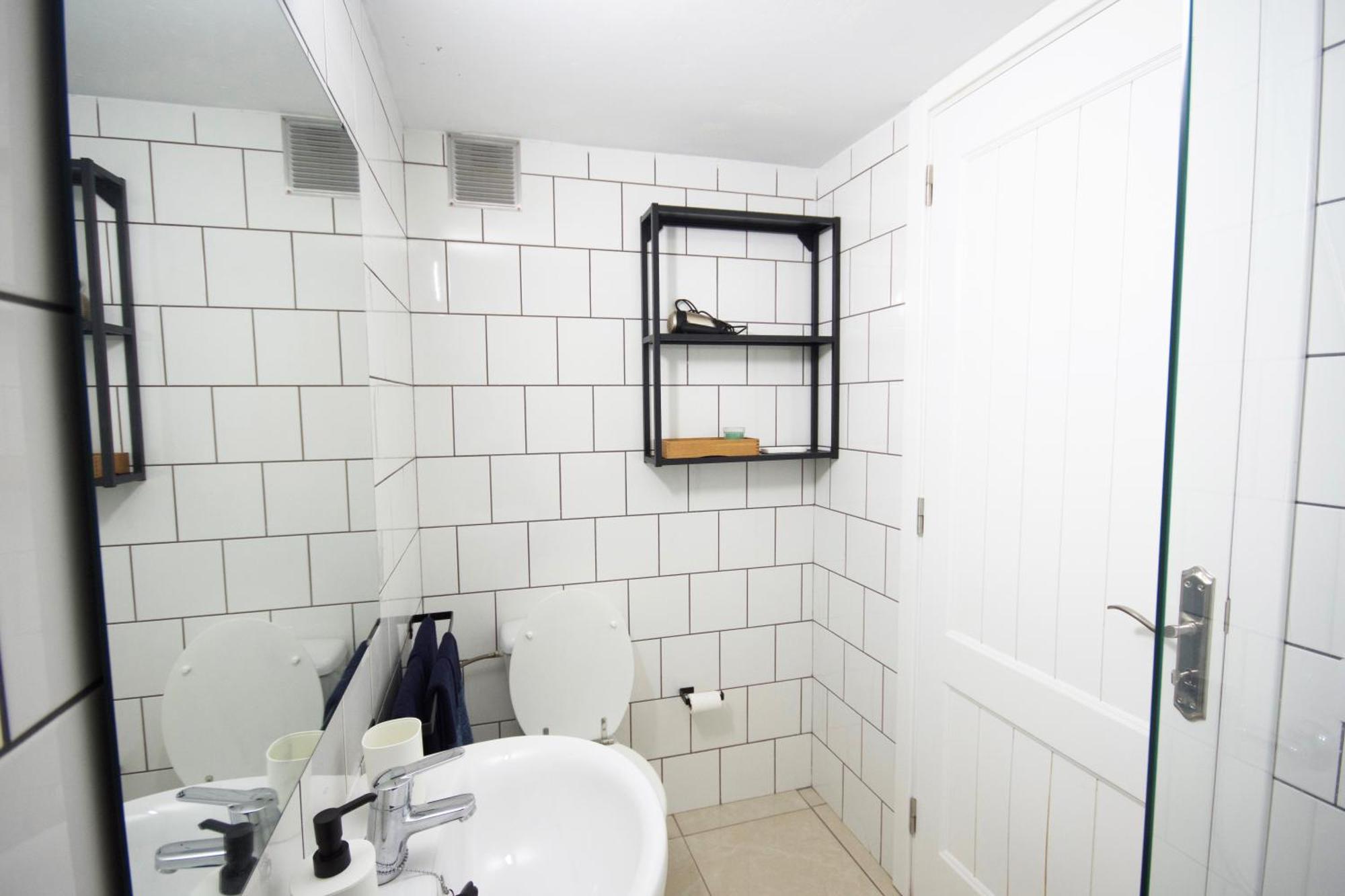 Two Bedrooms Close To Airport