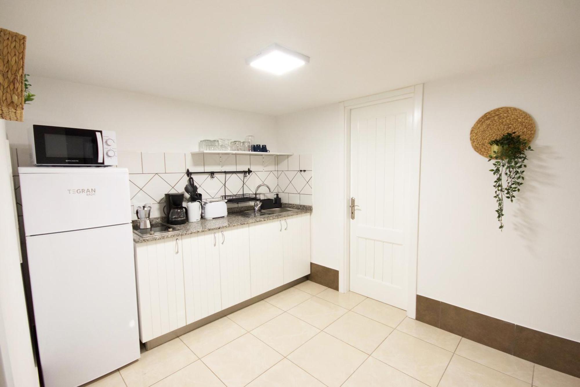 Two Bedrooms Close To Airport Apartment *