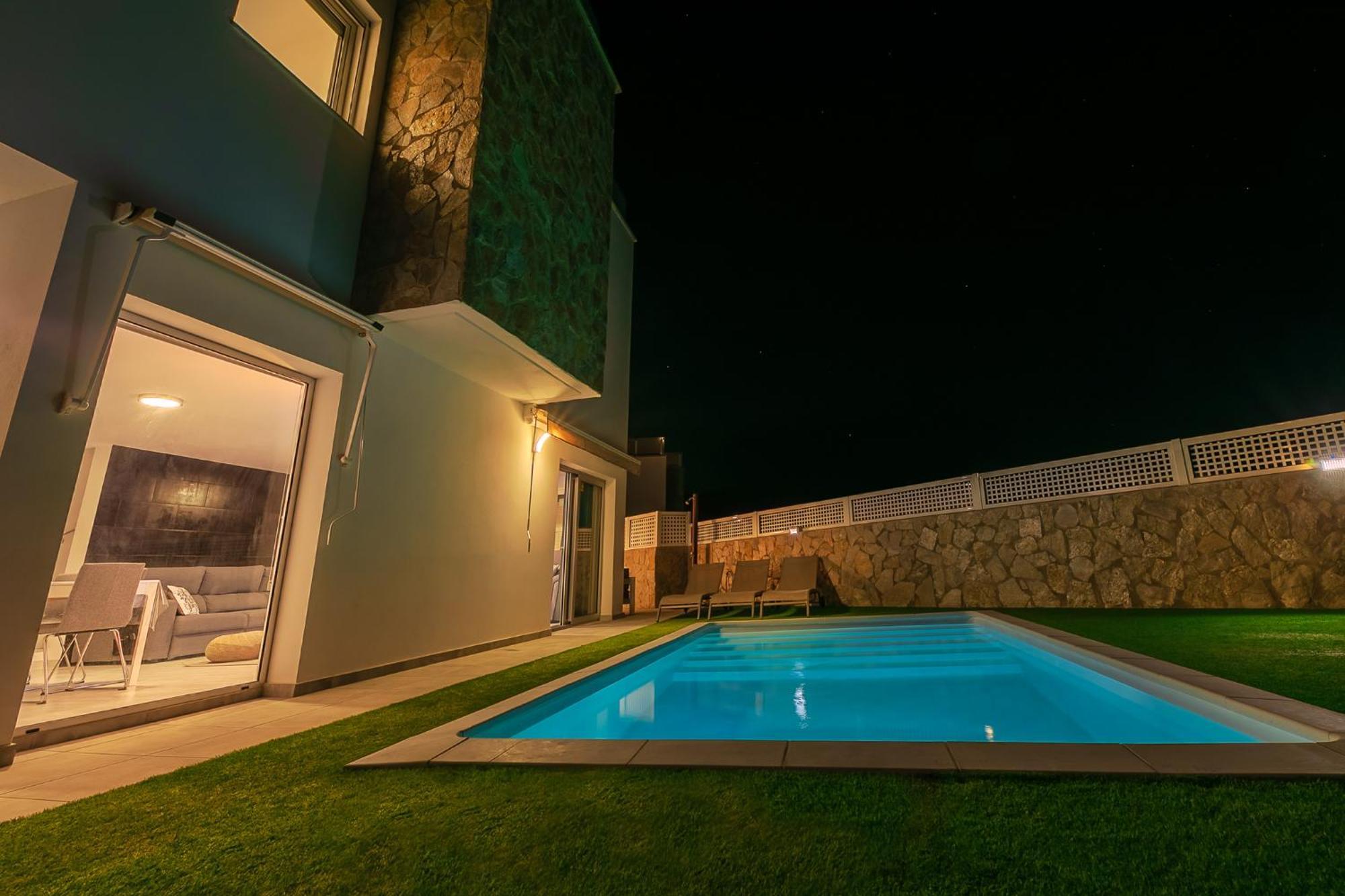 Rosa-soleada Privada Con Piscina Climatizada & Wifi En Tauro-mogan