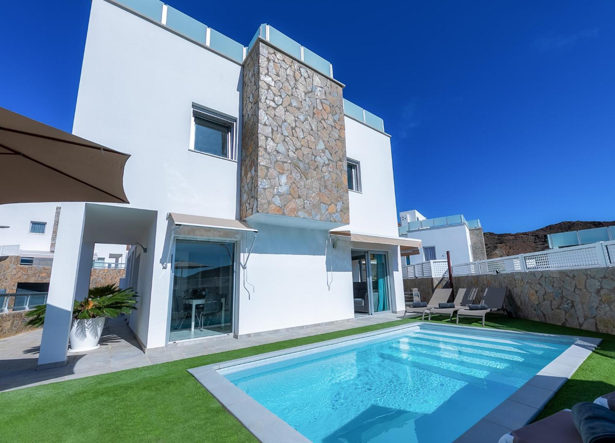 Villa Rosa-soleada Privada Con Piscina Climatizada & Wifi En Tauro-mogan *