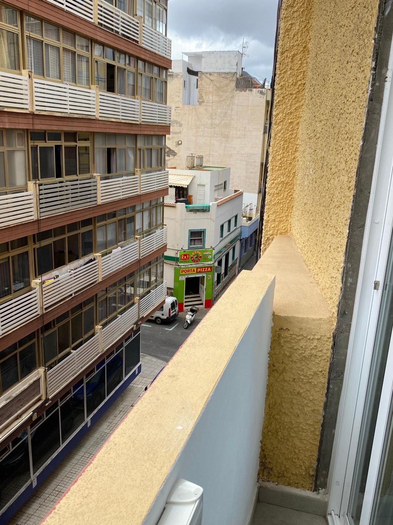 Apartamento With Small Balcony