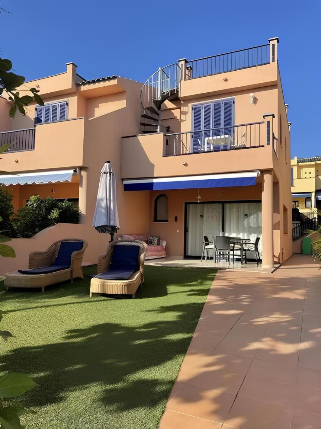 Villa Bonita Con Propio Entrada Y Con Piscina