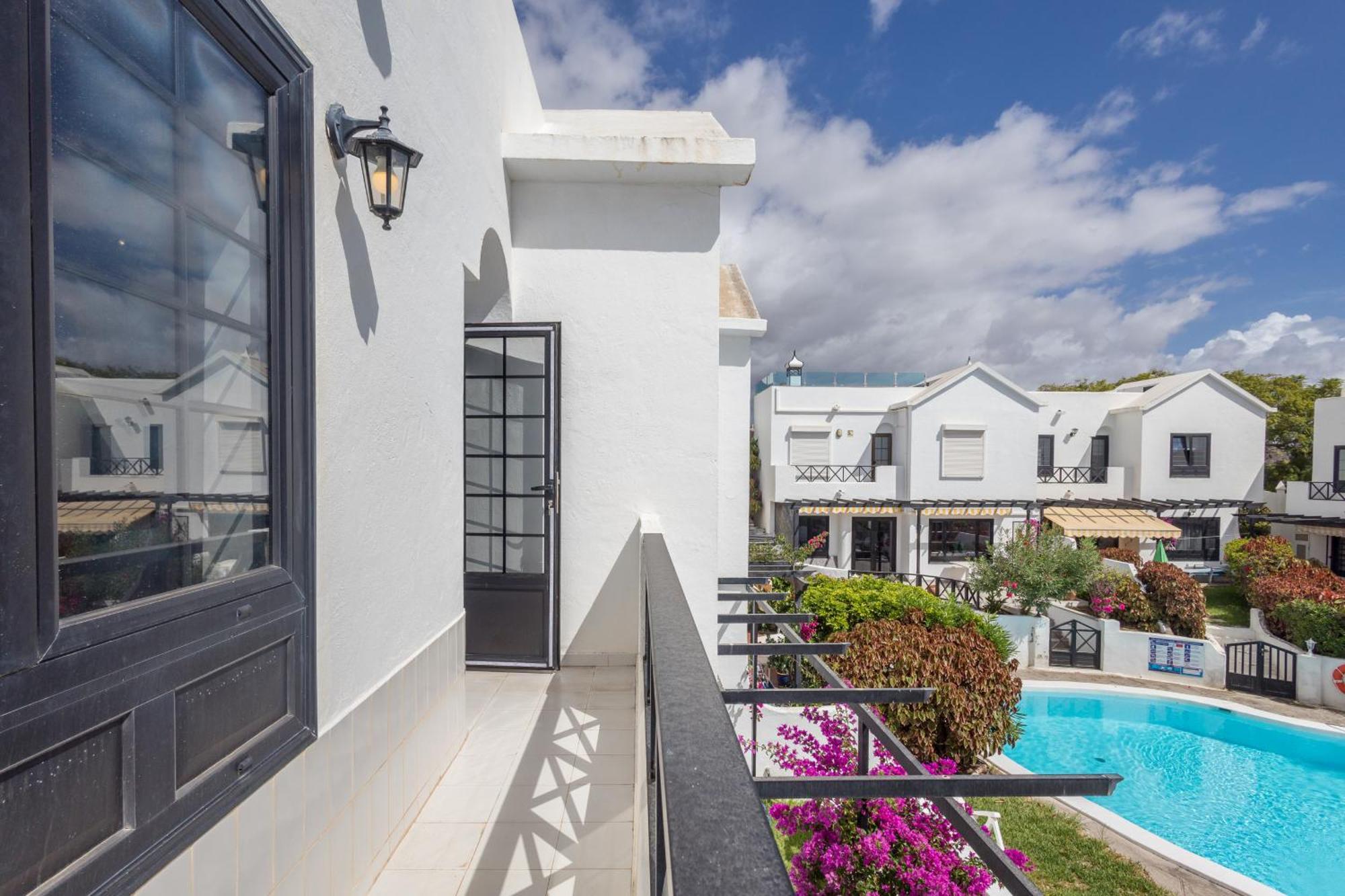 3br House - Parking - Pool - 15 Min Walk To *