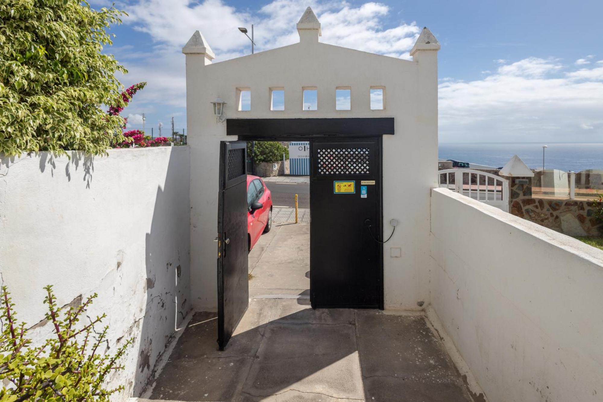 3br House - Parking - Pool - 15 Min Walk To