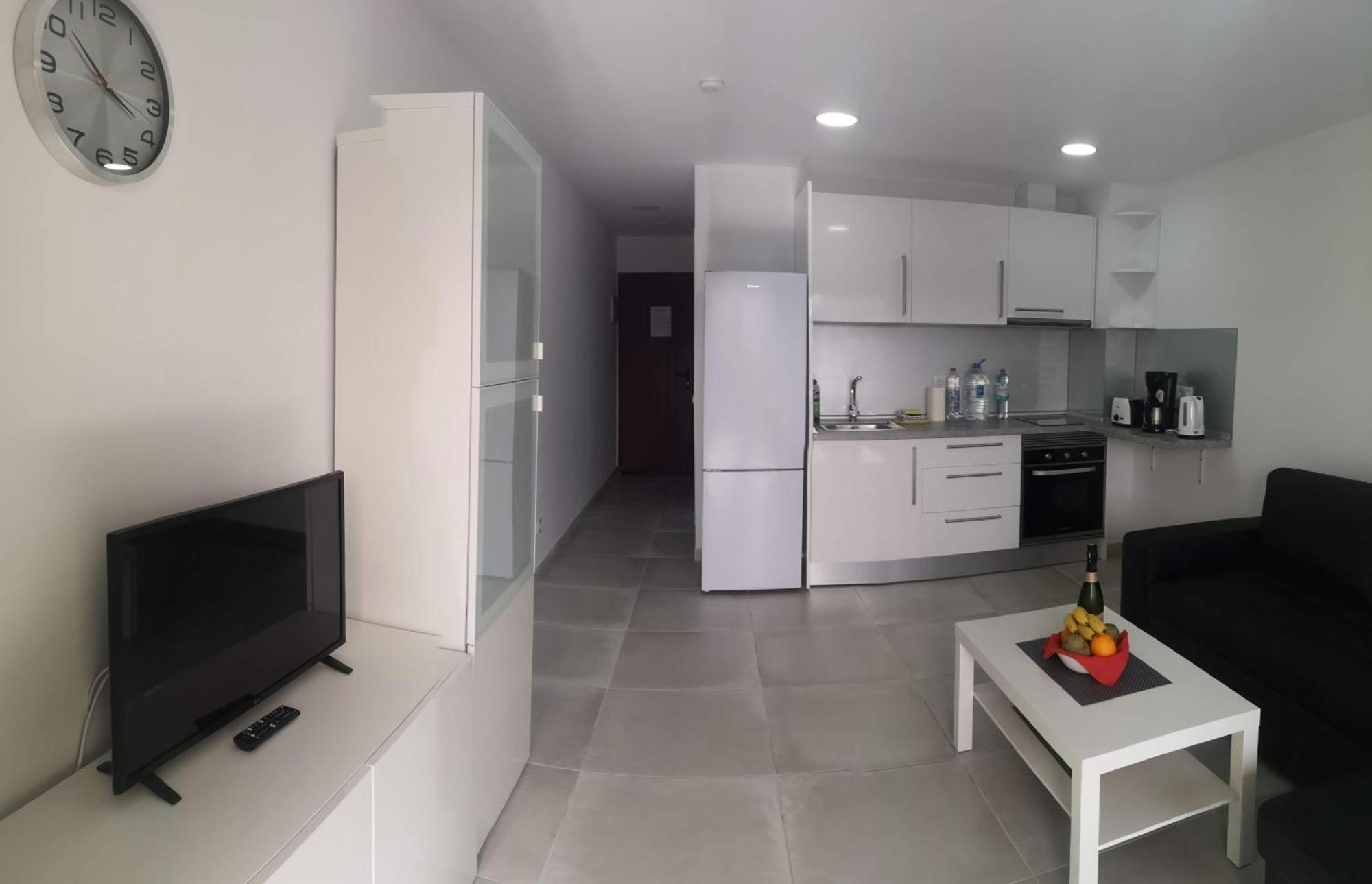 Modernes Mit Poolblick In Top-lage Von