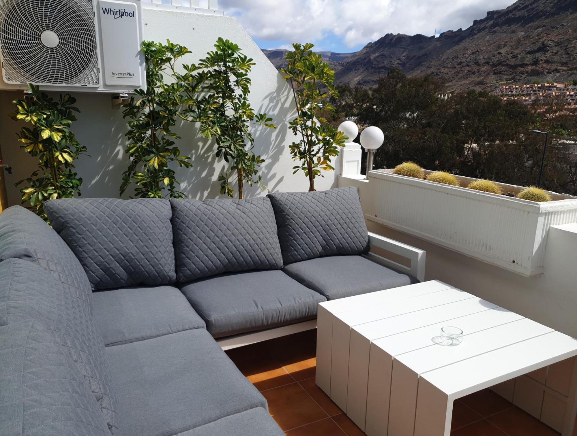- Spacious, 3 Bedroom Apartment. Air Con. Heated Pool, Playa * Puerto De Mogan