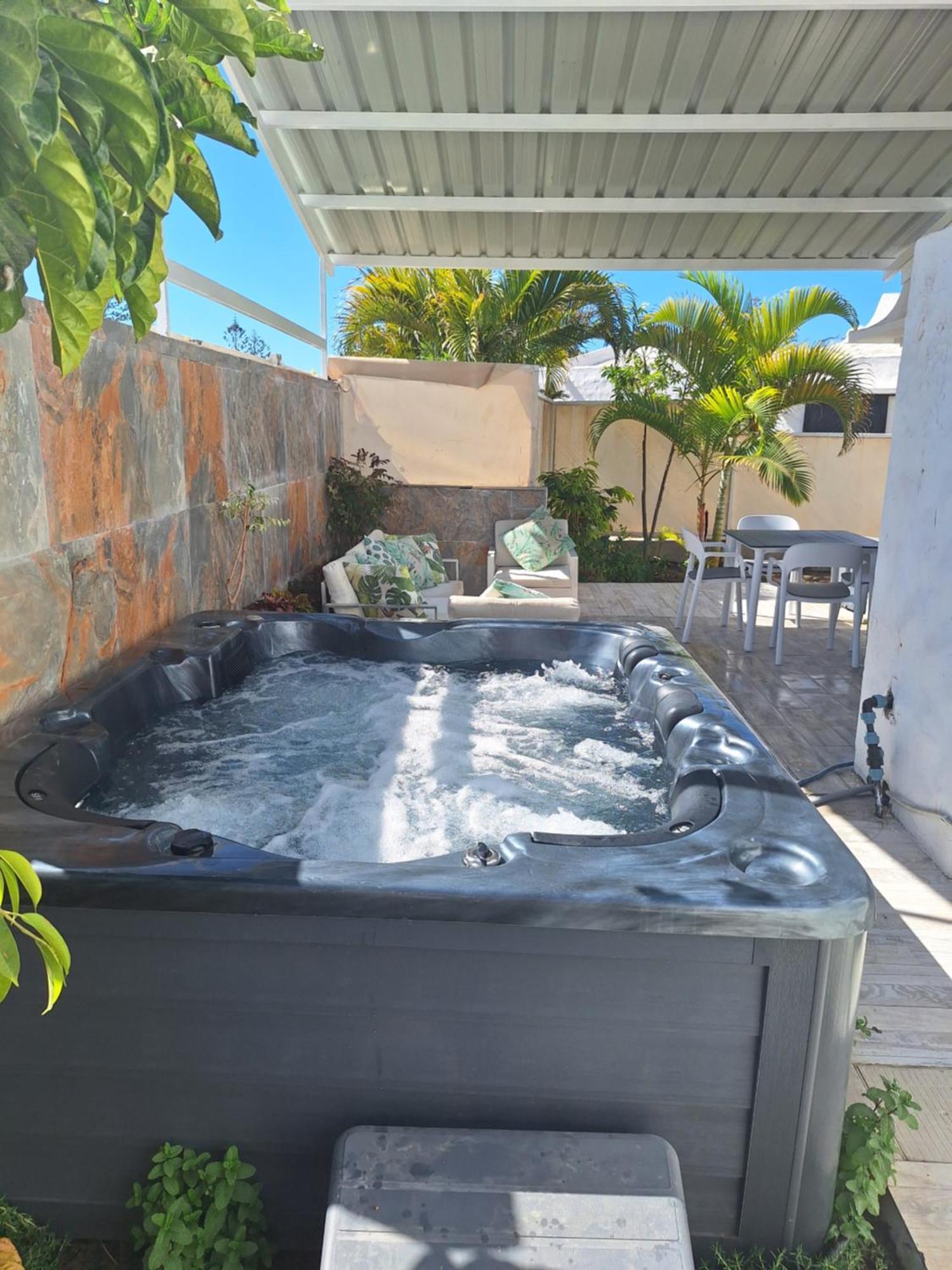 Bungalow 2-4 With Jacuzzi Apartment *
