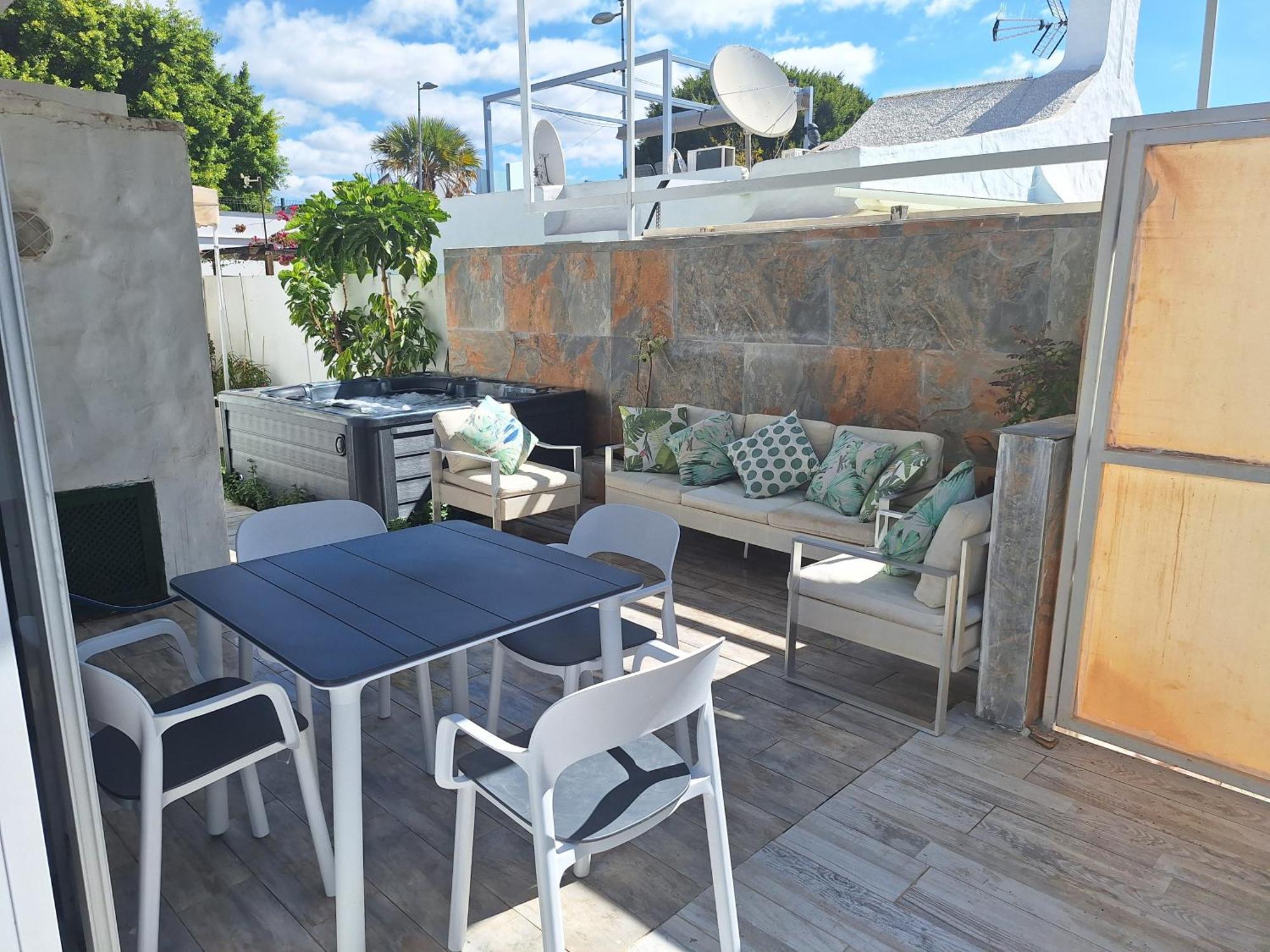 Bungalow 2-4 With Jacuzzi Apartment Playa del Ingles (Gran Canaria)