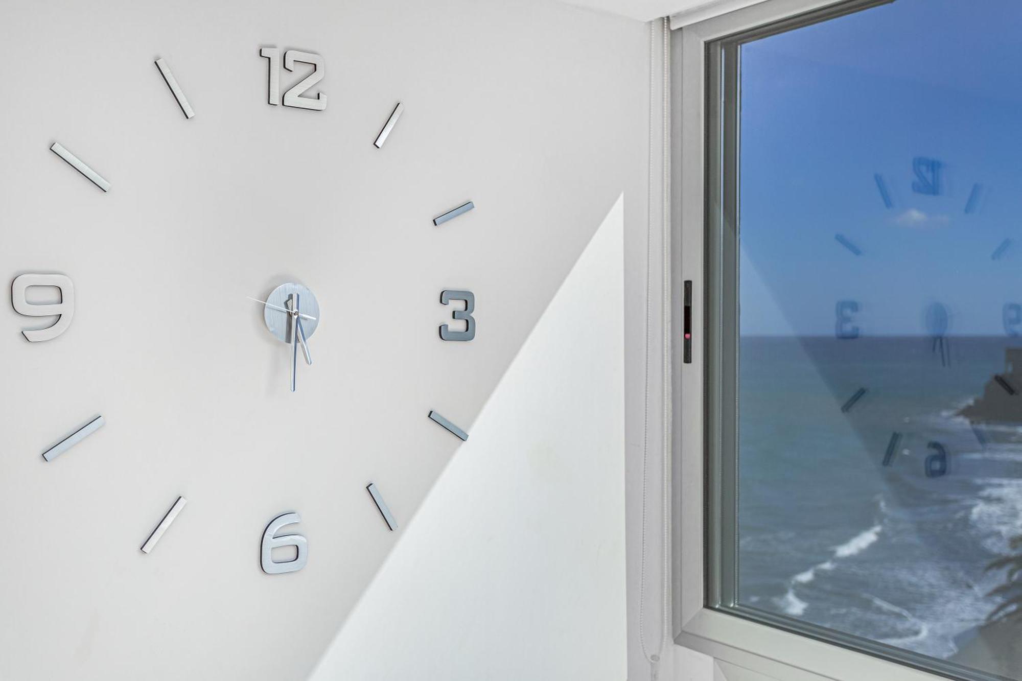 Newly Refurbished Beachfront Apartment *