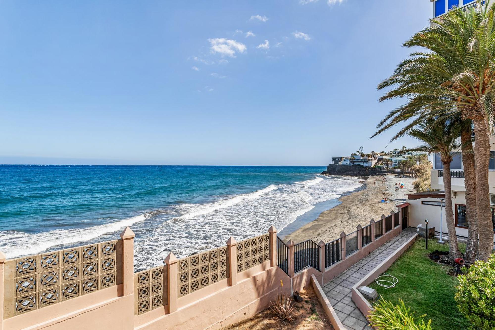 Newly Refurbished Beachfront Apartment *