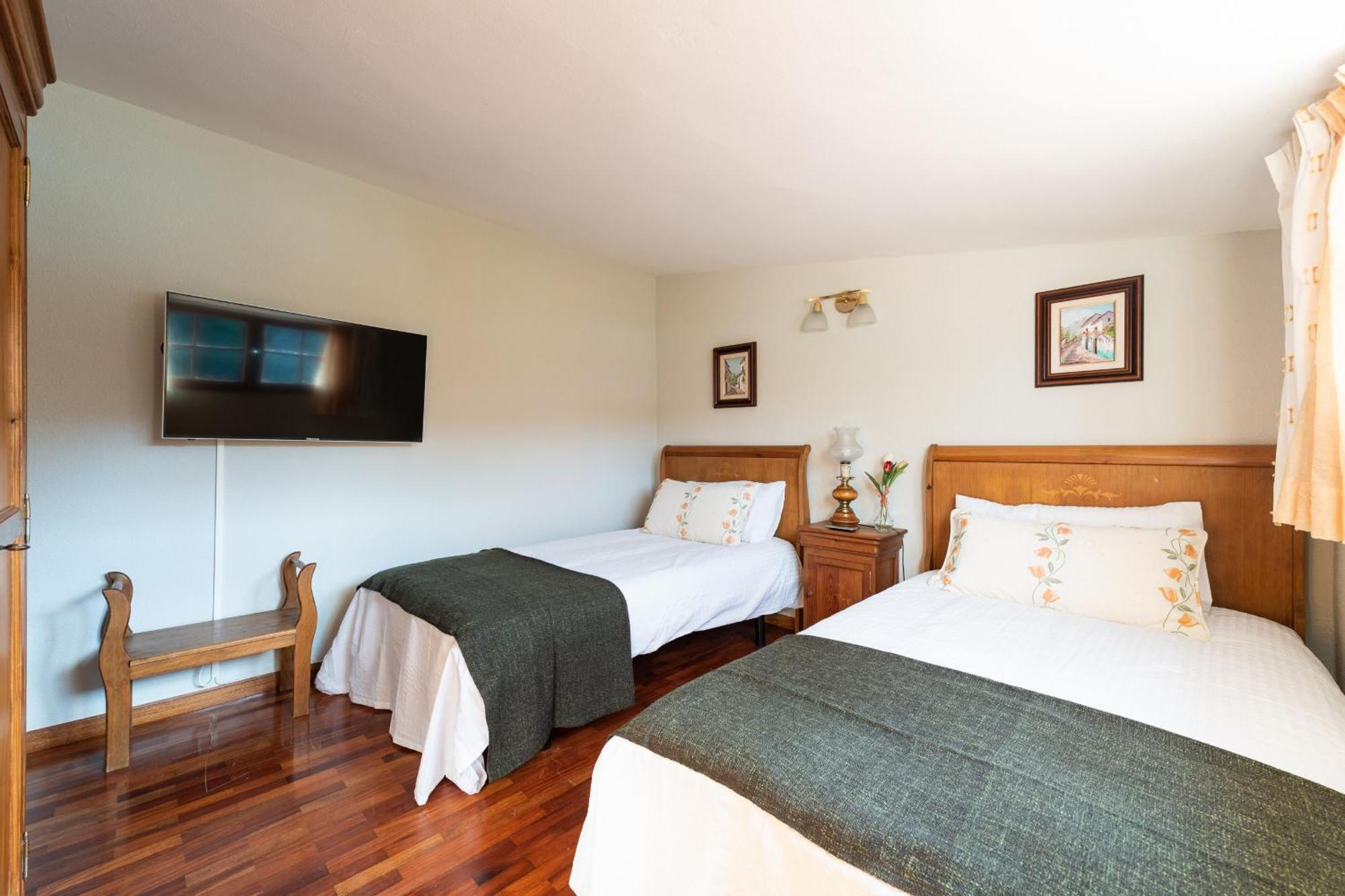 5br House - Pool & Parking - Tennis Court