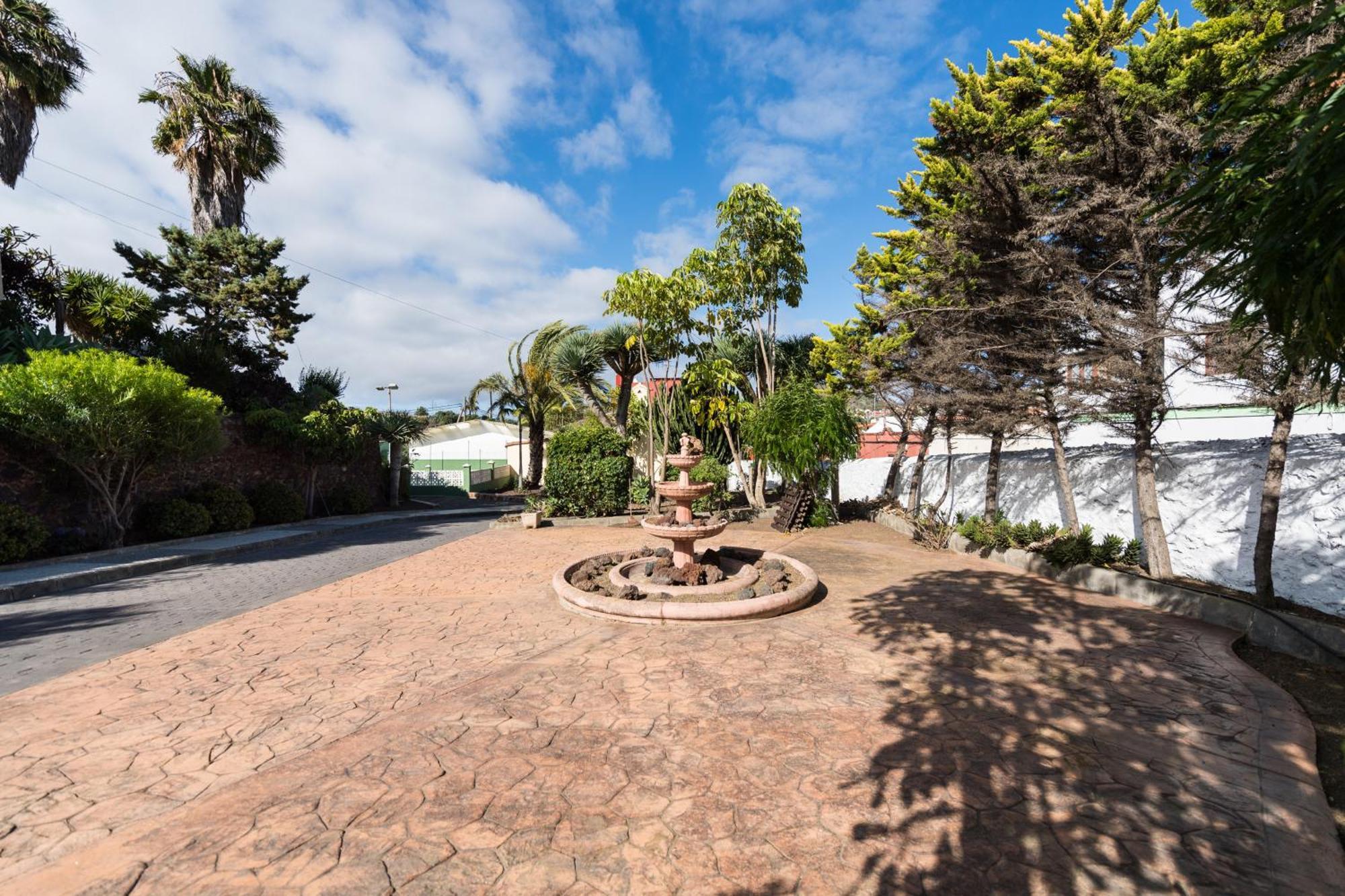 Villa 5br House - Pool & Parking - Tennis Court *