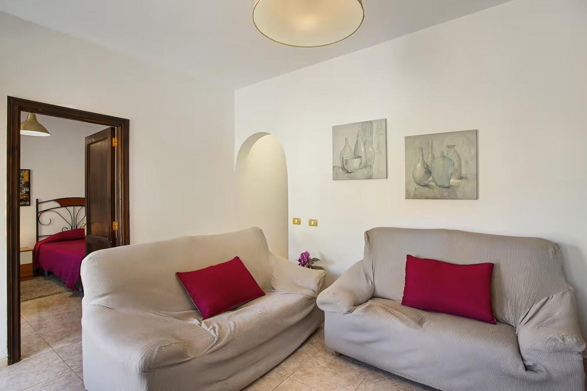 Palomino - Sleeps 4 - Parking - Pet Friendly Villa