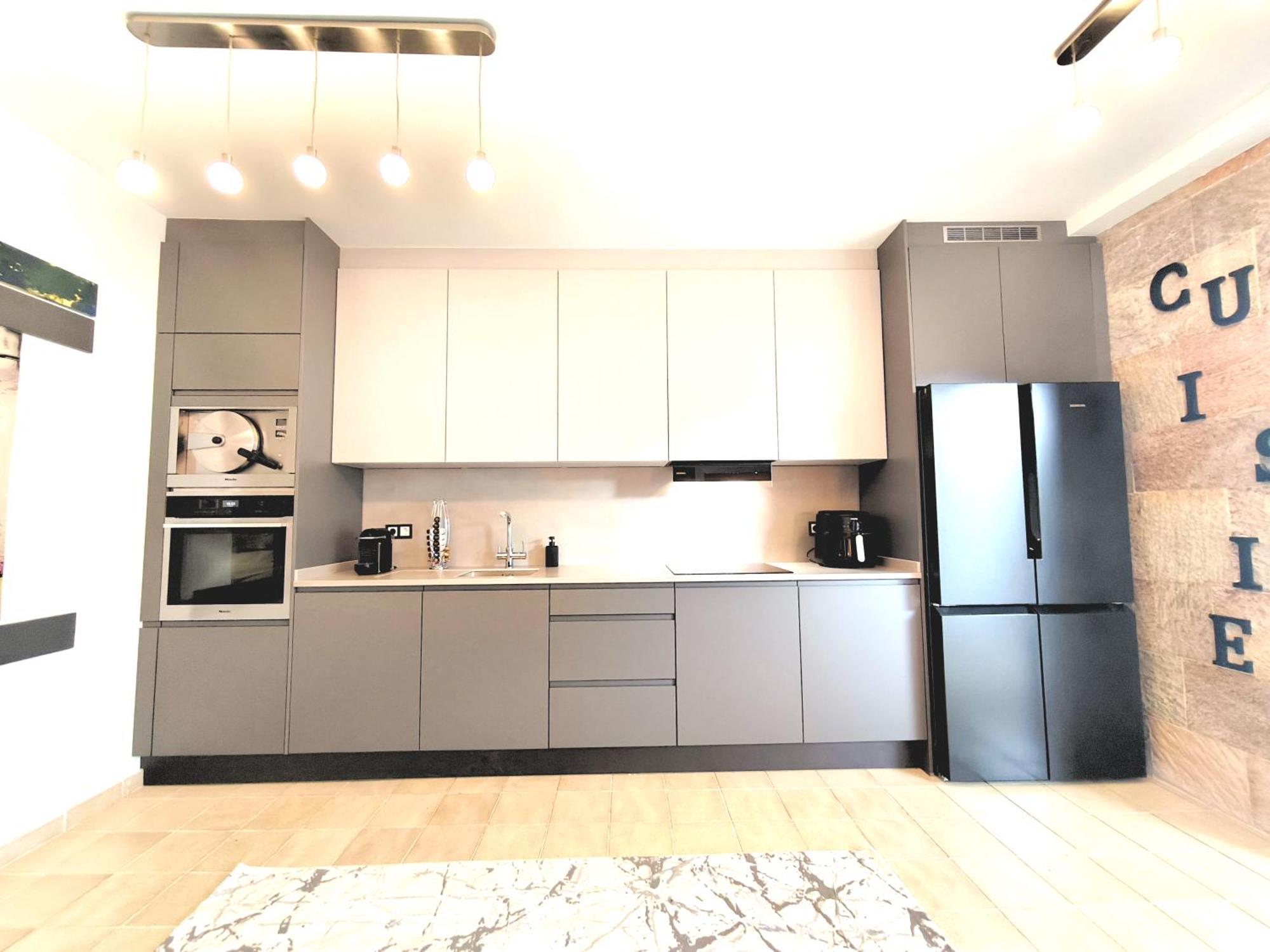 Rooftop Pamro - Private Jacuzzi - Fitness Area - Free Wifi - Air Conditioner - Pool - Modern & Comfortable - Sunnygolf
