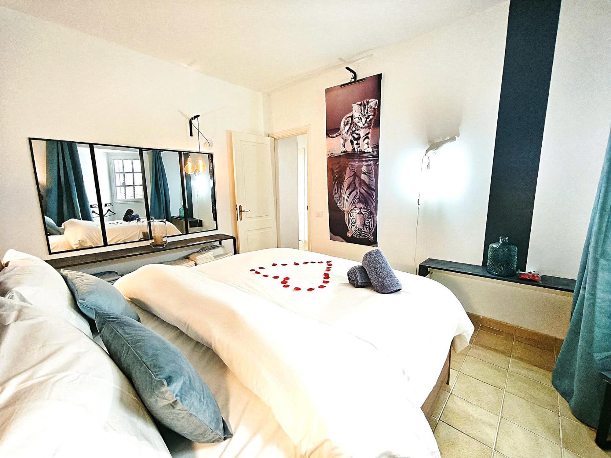 Rooftop Pamro - Private Jacuzzi - Fitness Area - Free Wifi - Air Conditioner - Pool - Modern & Comfortable - Sunnygolf *