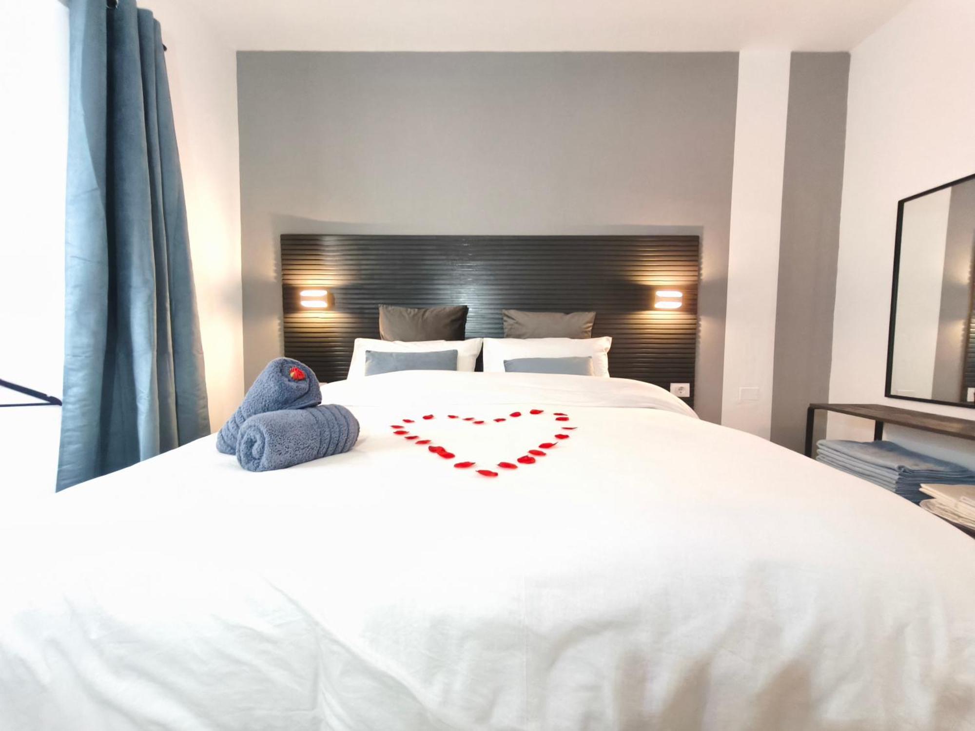 Rooftop Pamro - Private Jacuzzi - Fitness Area - Free Wifi - Air Conditioner - Pool - Modern & Comfortable - Sunnygolf Сasa de vacaciones *