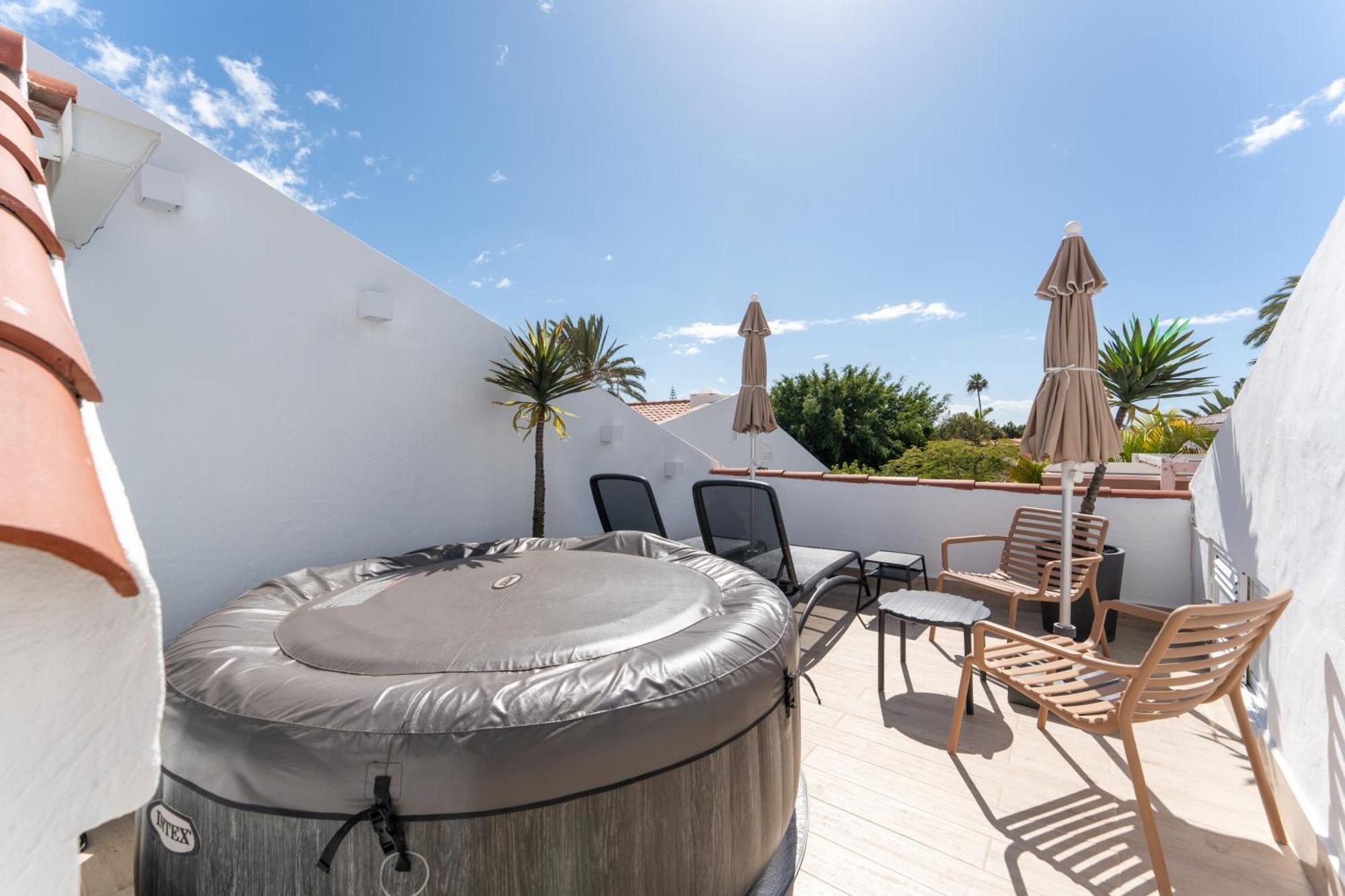 Rooftop Pamro - Private Jacuzzi - Fitness Area - Free Wifi - Air Conditioner - Pool - Modern & Comfortable - Sunnygolf