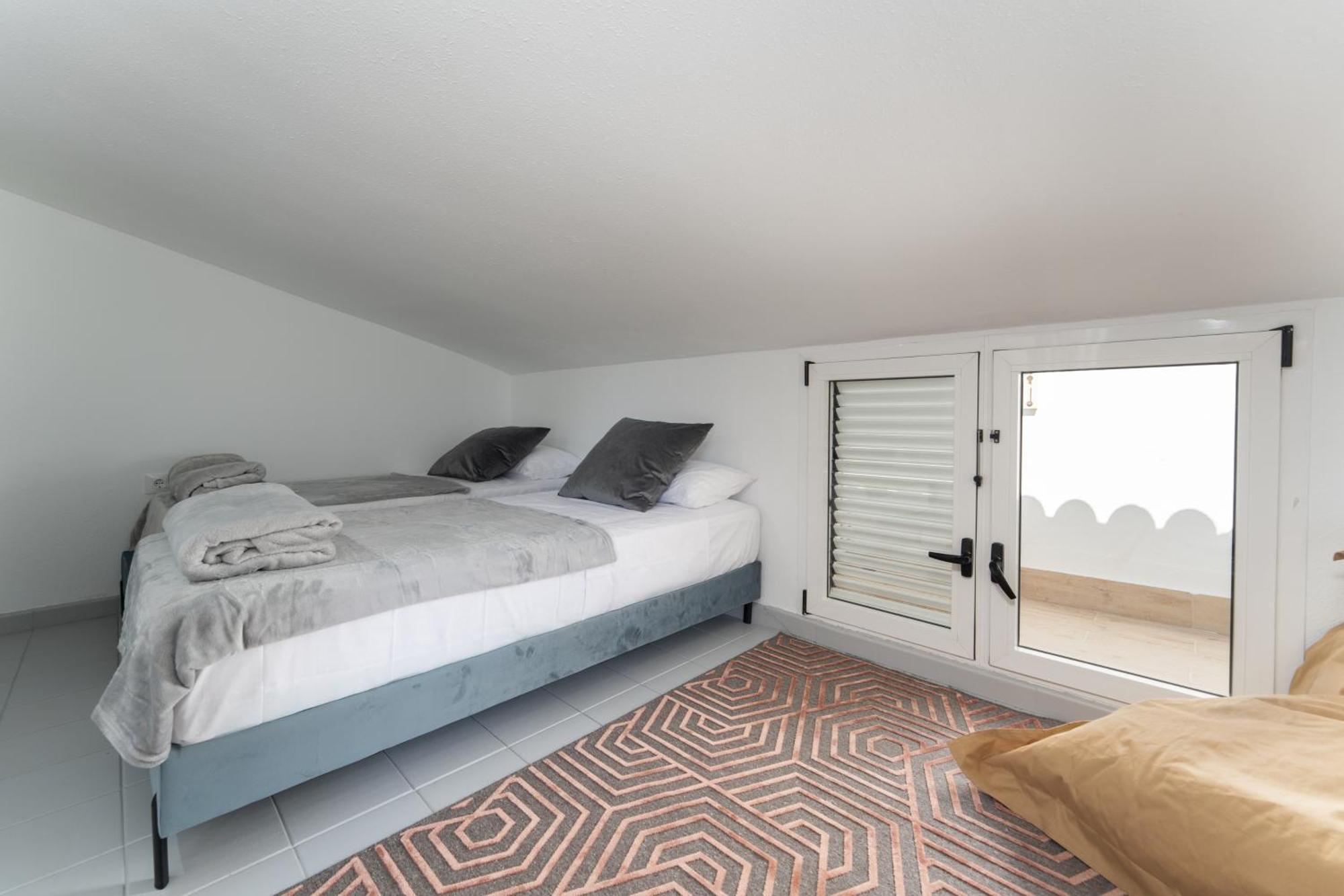 Сasa de vacaciones Rooftop Pamro - Private Jacuzzi - Fitness Area - Free Wifi - Air Conditioner - Pool - Modern & Comfortable - Sunnygolf