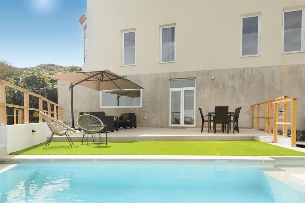 Con Piscina Y Vista Al Mar Villa