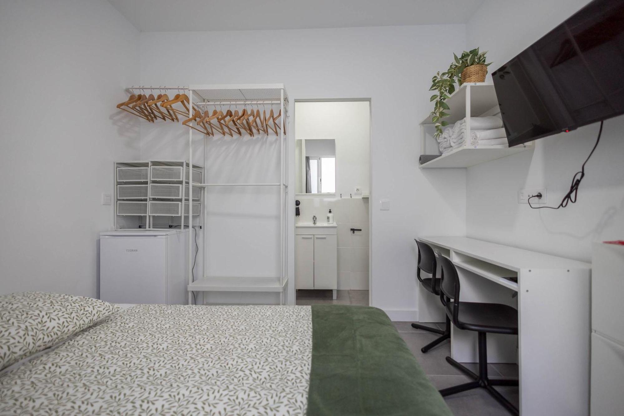 Pensión Coliving Mol-terrace, En-suite Bathroom, Fridge & Tv *