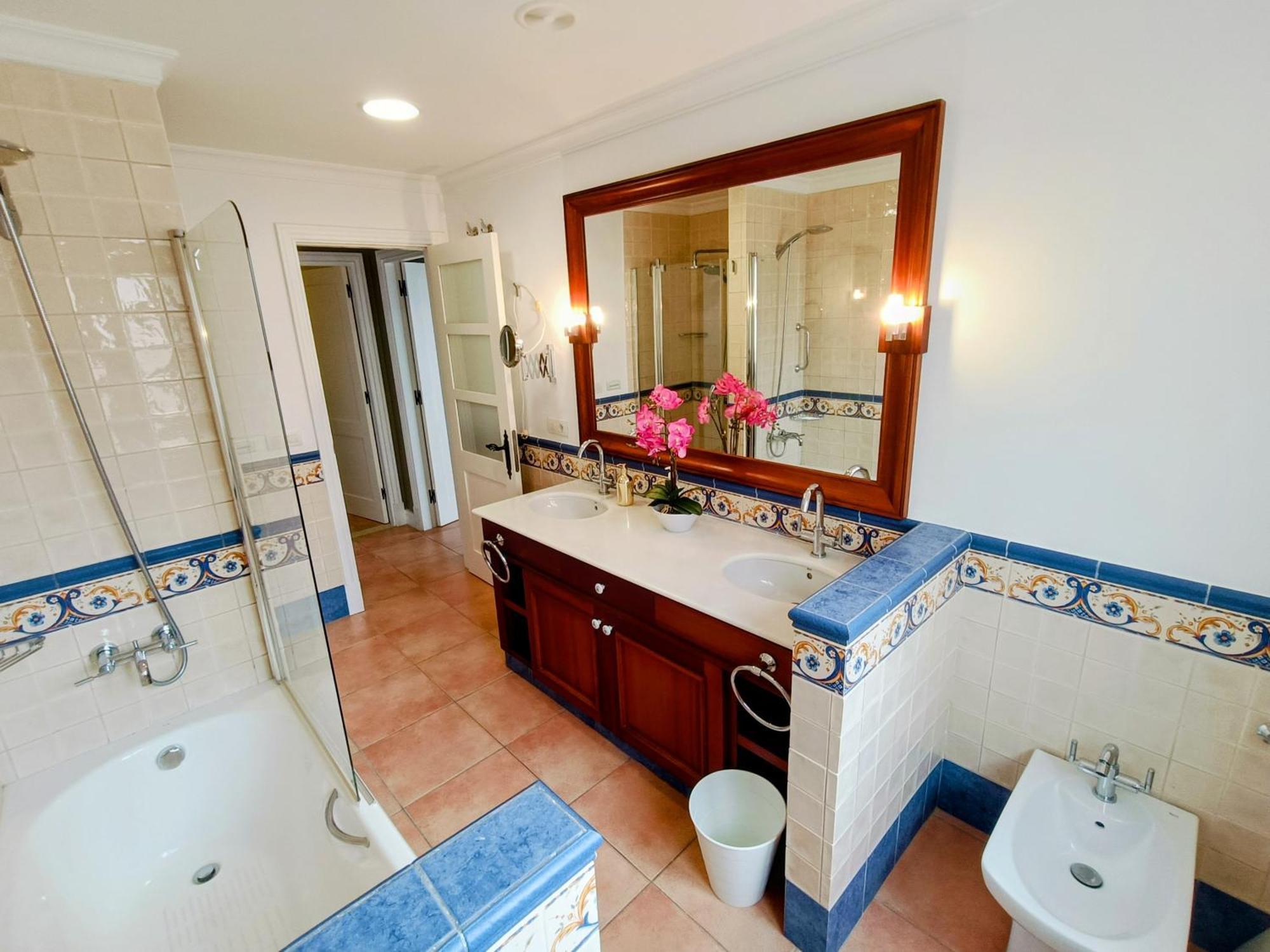 Magnificent 5-star With Sea View, Jacuzzi And Pool