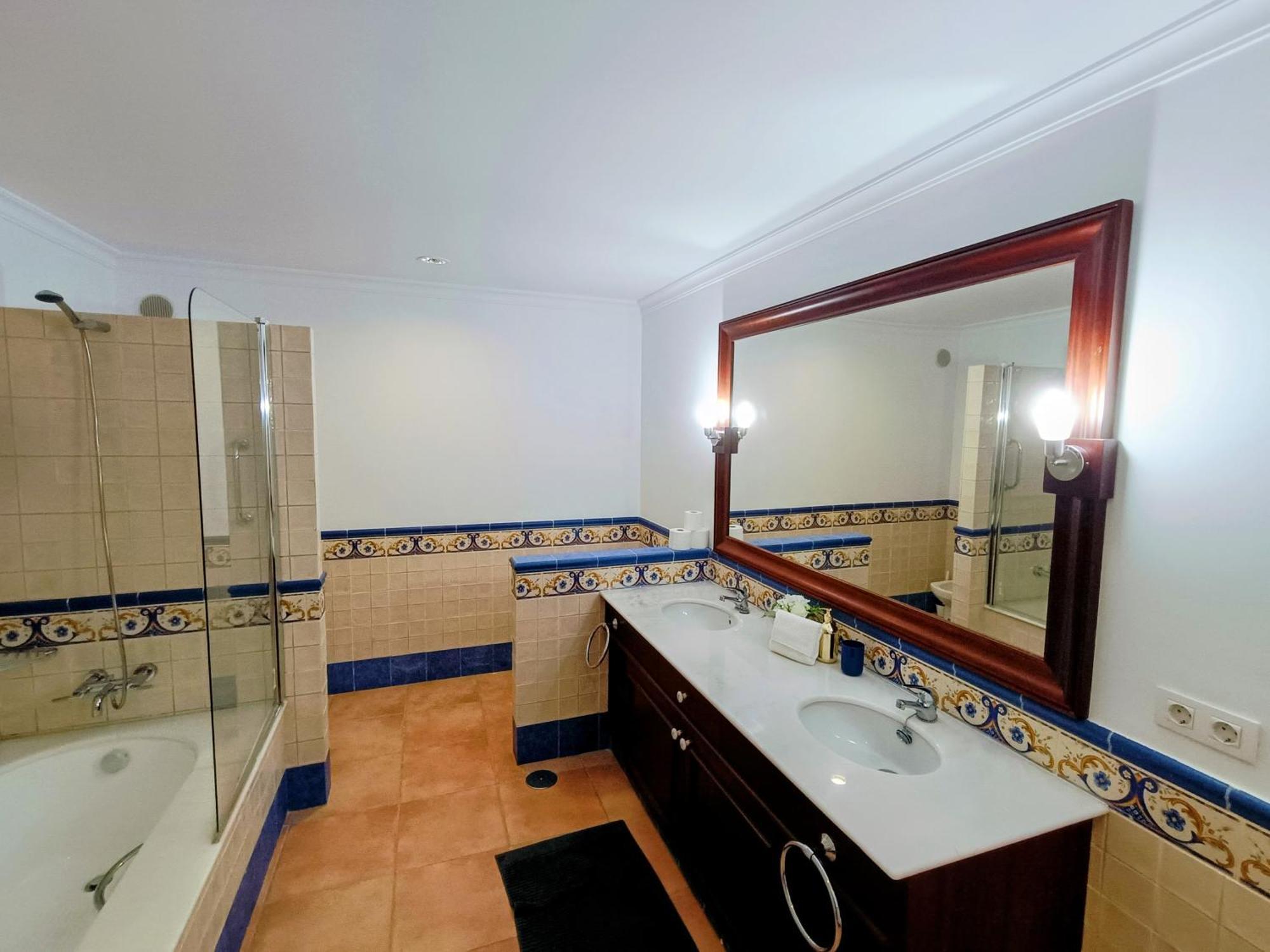 Magnificent 5-star With Sea View, Jacuzzi And Pool