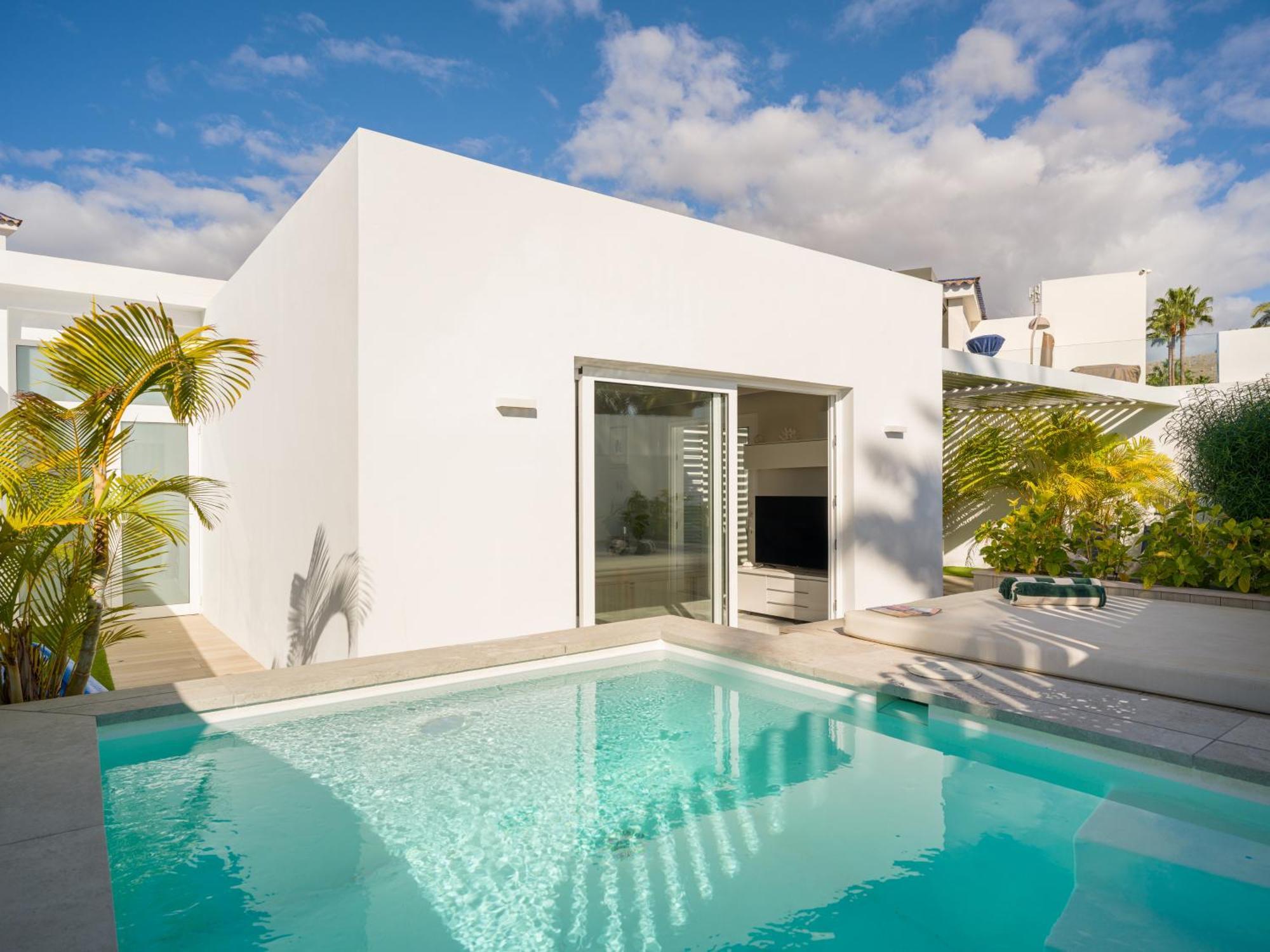 Porto Mare 42 With Heated Pool On The Front Line By Tenpropertiesgc *