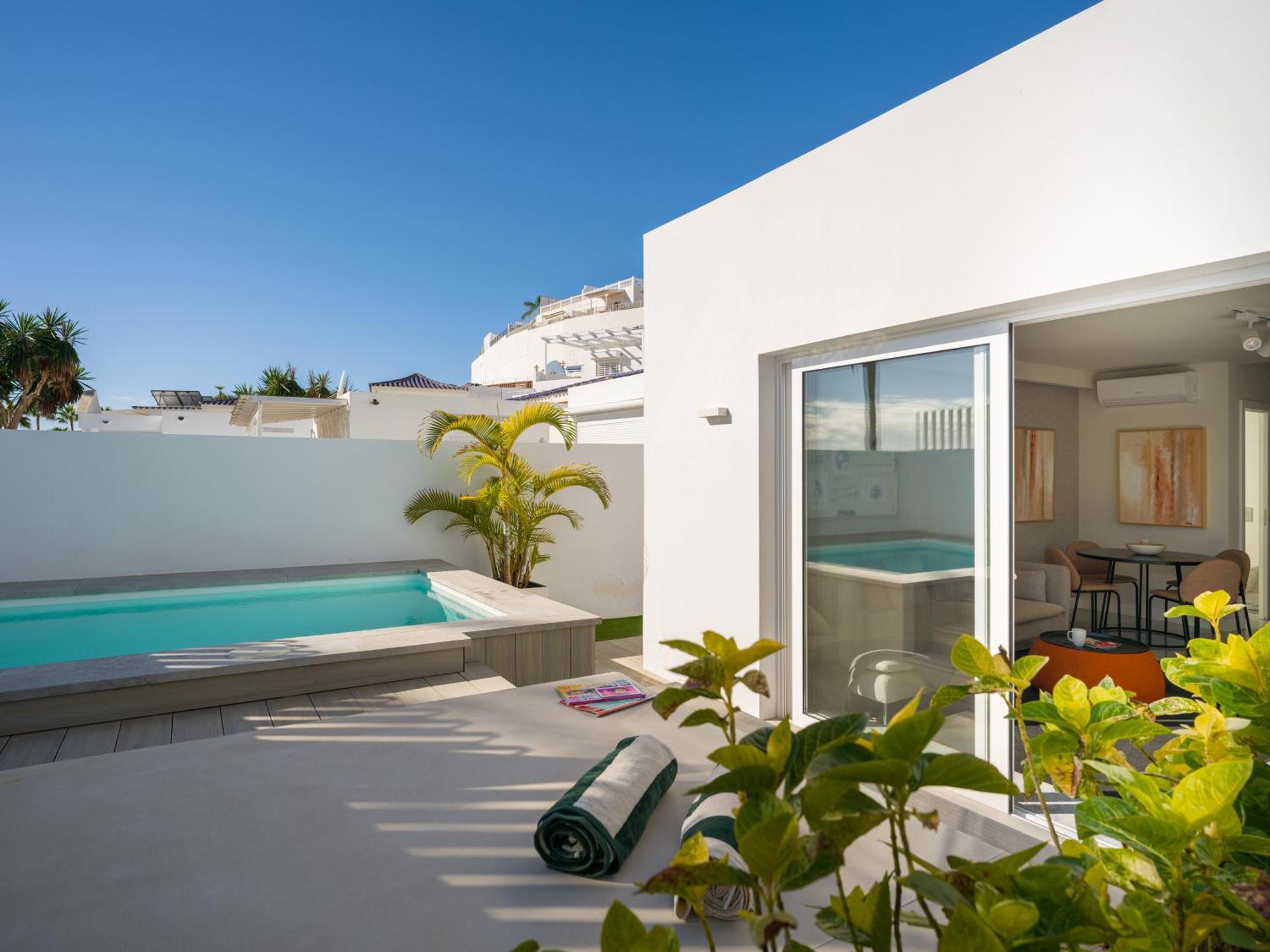 Porto Mare 42 With Heated Pool On The Front Line By Tenpropertiesgc Villa Pasito Blanco