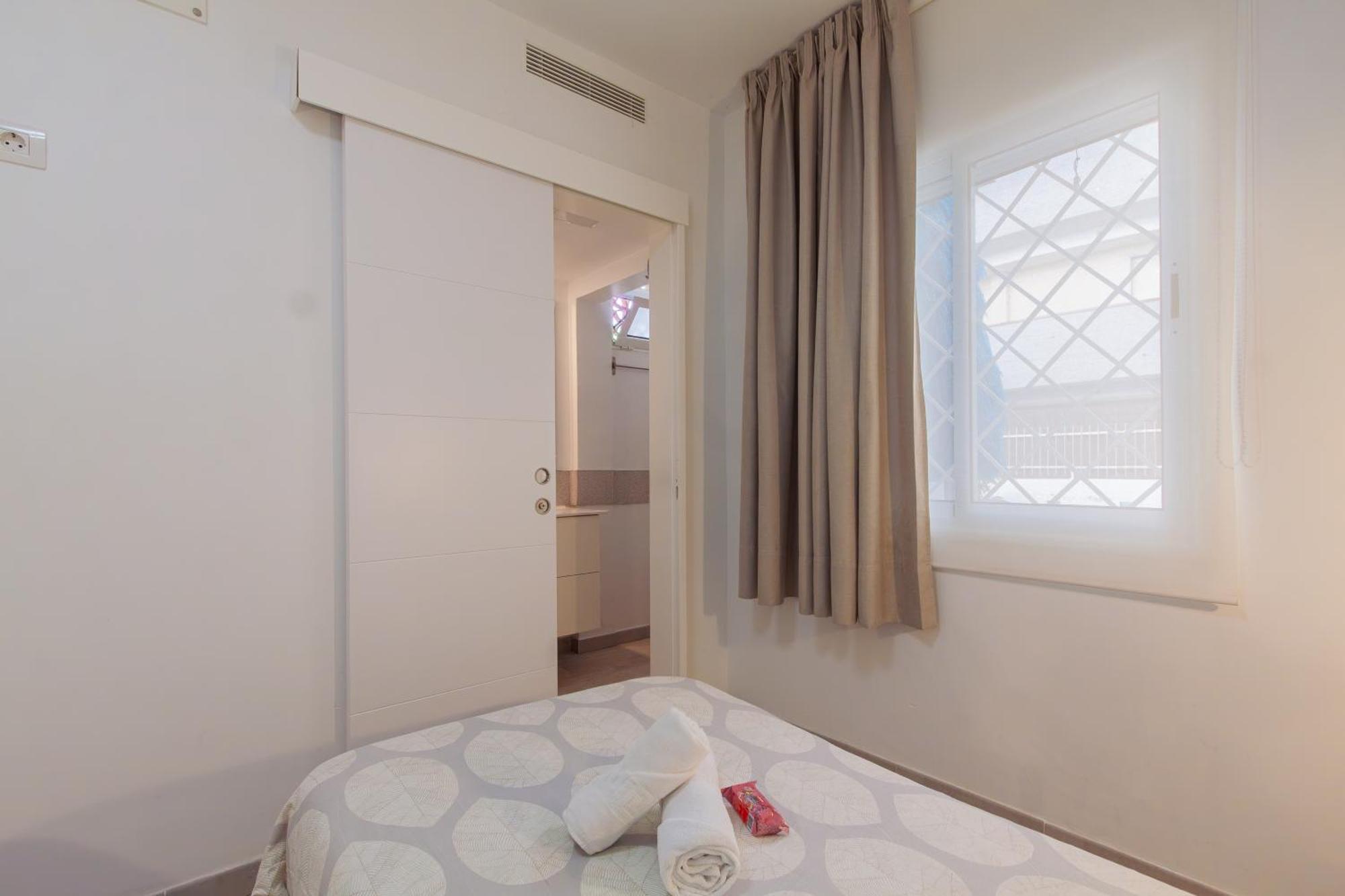Apartamento Con Terraza Y Piscina En Playa Del Ing *