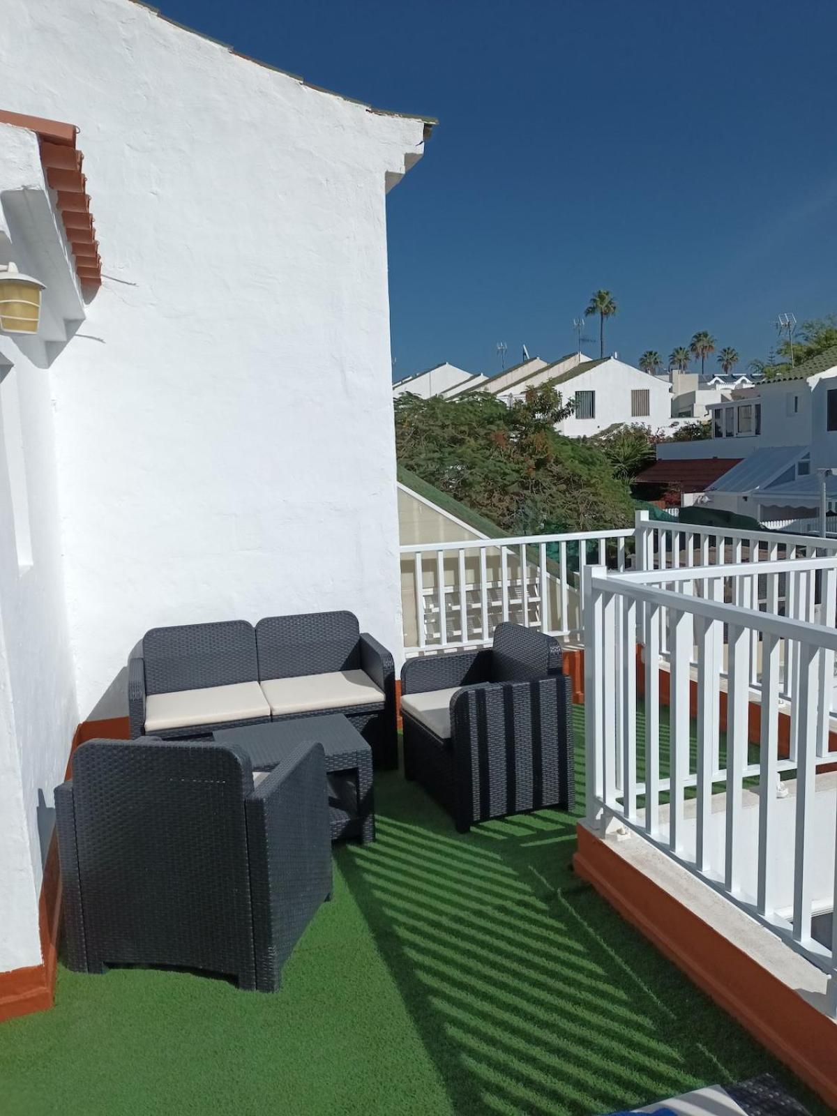 Chalet Agreable Avec Grande Terrasse Et Piscine *
