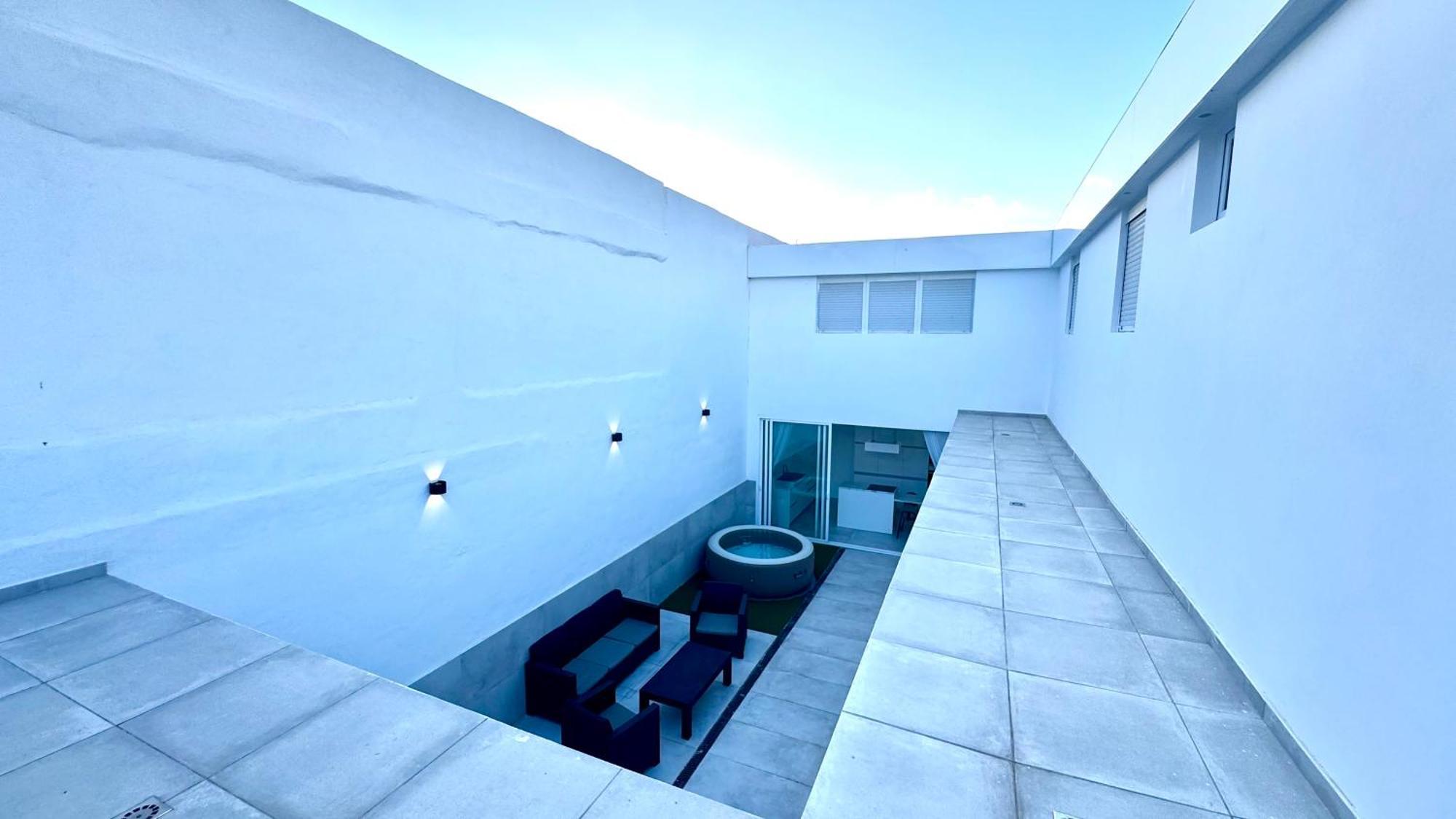 The White House * Vecindario (Gran Canaria)