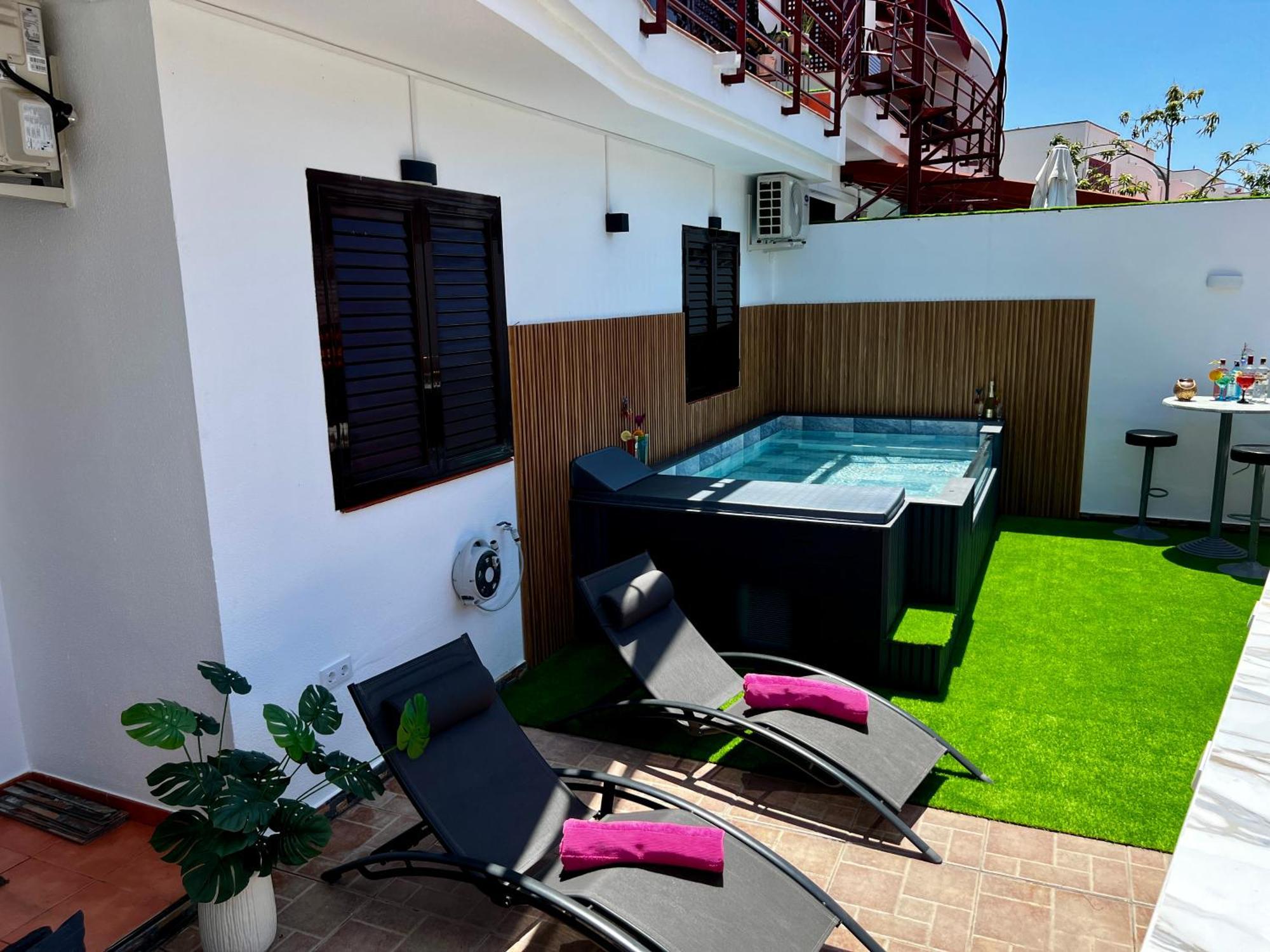 Puerto Rico In Front Of The Shopping Center With Private Heated Saltwater Jacuzzi Pool & Arcade Games *