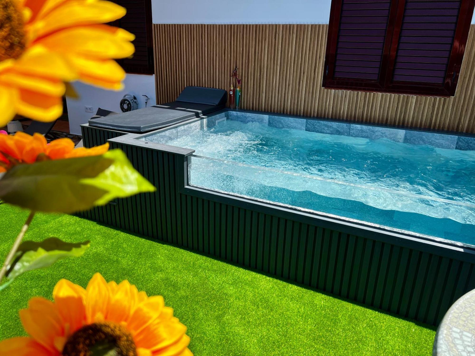 Puerto Rico In Front Of The Shopping Center With Private Heated Saltwater Jacuzzi Pool & Arcade Games *