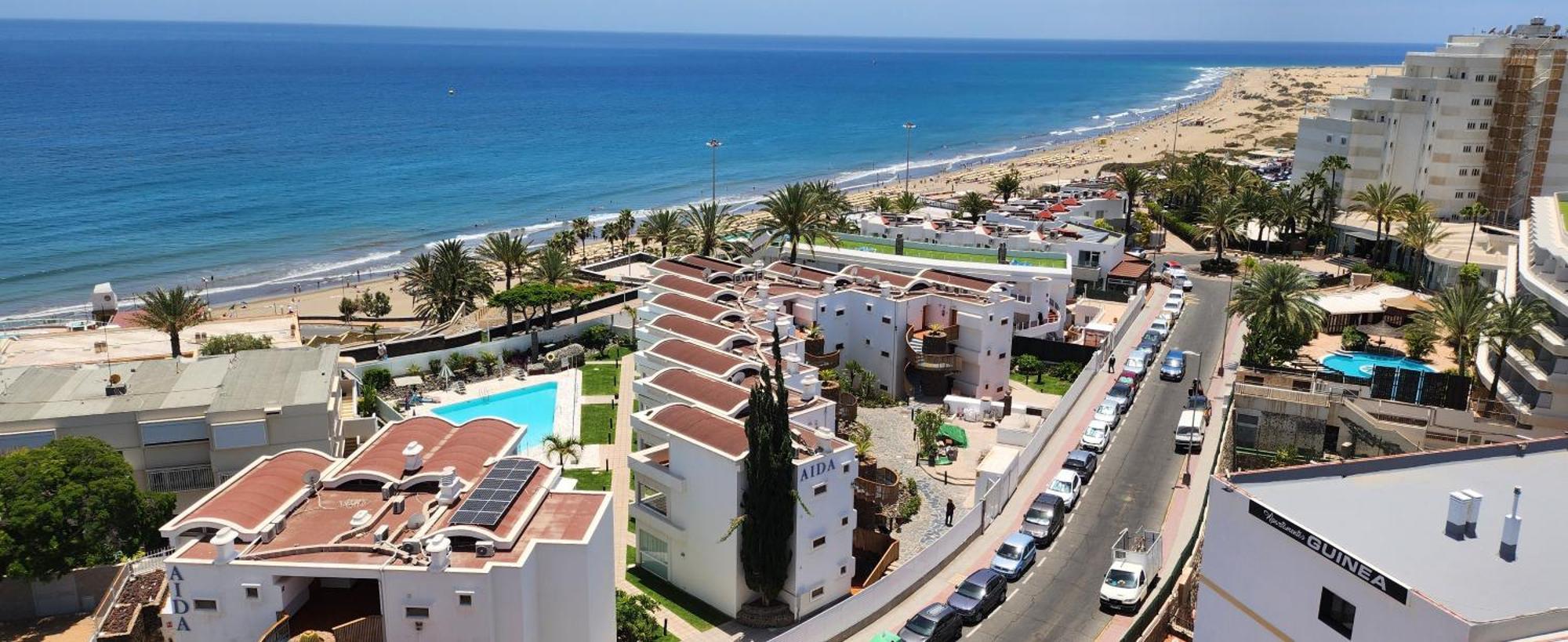 Playa Del Ingles. Al Lado Del Océano *