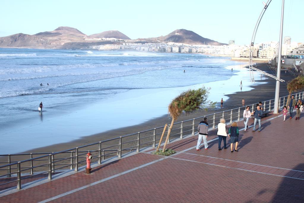 Junto A La Playa Y El Auditorio
