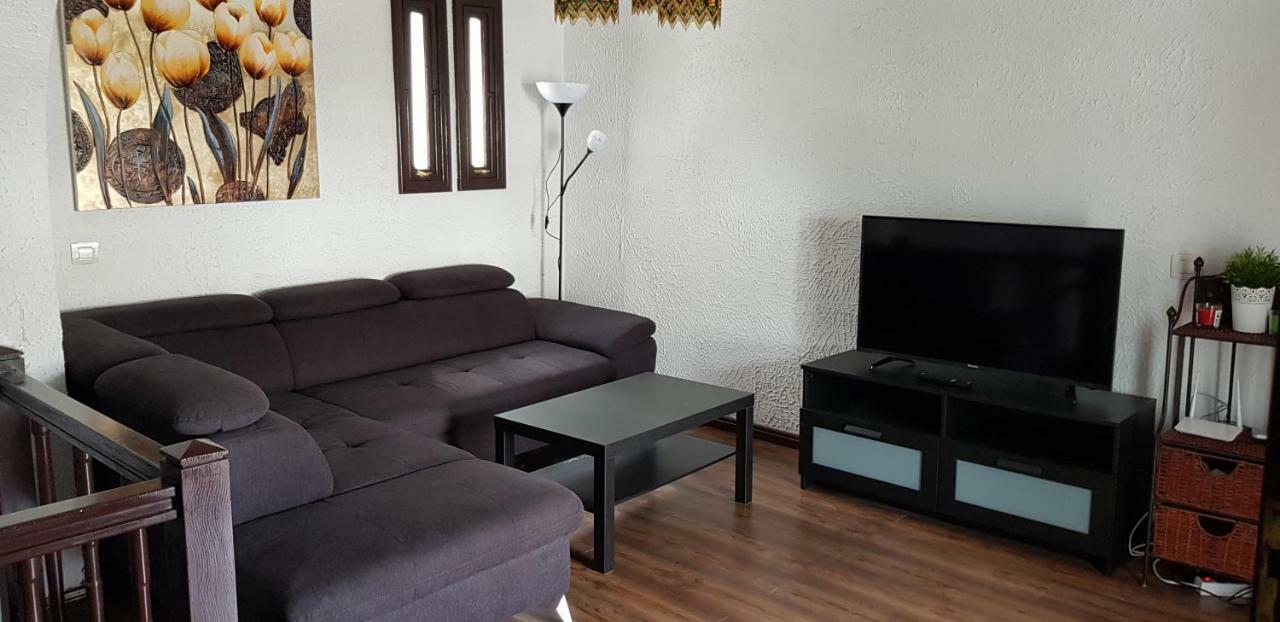Lovely 2 Bedroom House With Private Garden Villa *