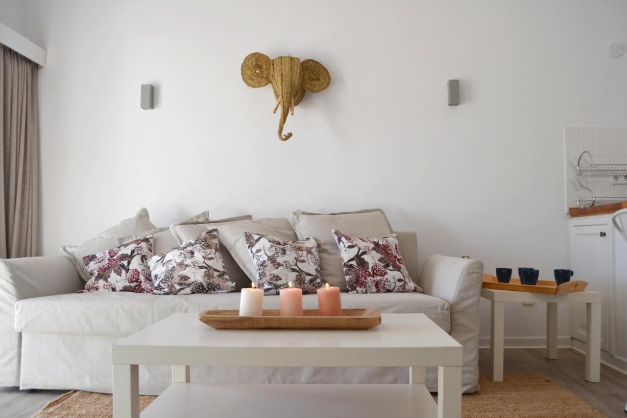 White Exclusive Bungalow. 2 Rooms, Garden & Pool. Сasa de vacaciones *