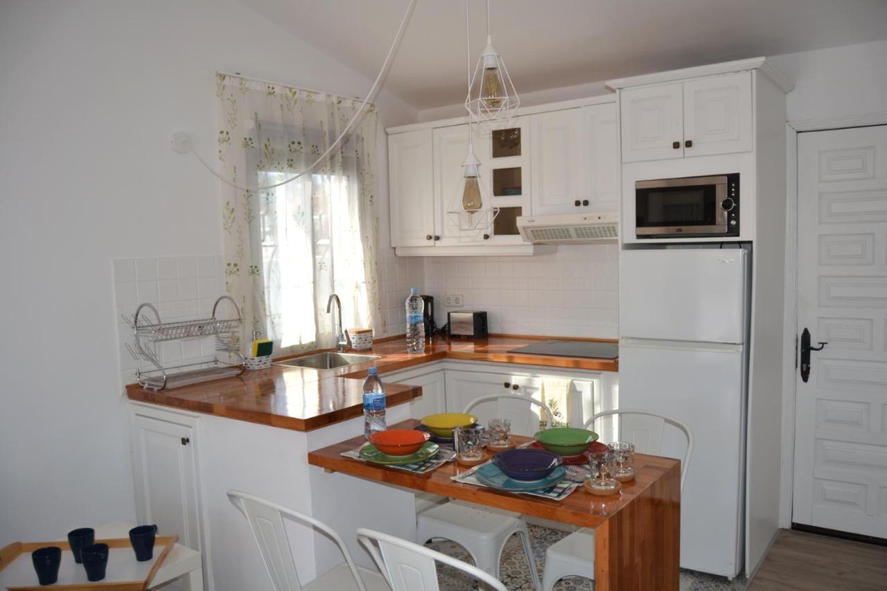Сasa de vacaciones White Exclusive Bungalow. 2 Rooms, Garden & Pool. *