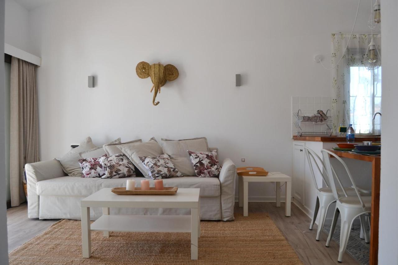 White Exclusive Bungalow. 2 Rooms, Garden & Pool. Сasa de vacaciones