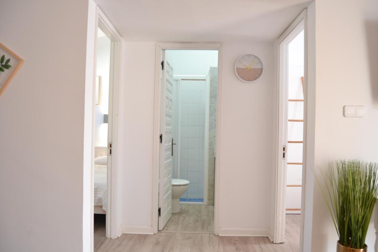 Сasa de vacaciones White Exclusive Bungalow. 2 Rooms, Garden & Pool. *