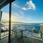 Beach Front Studio. Oceanview Terrace. Fastwifi
