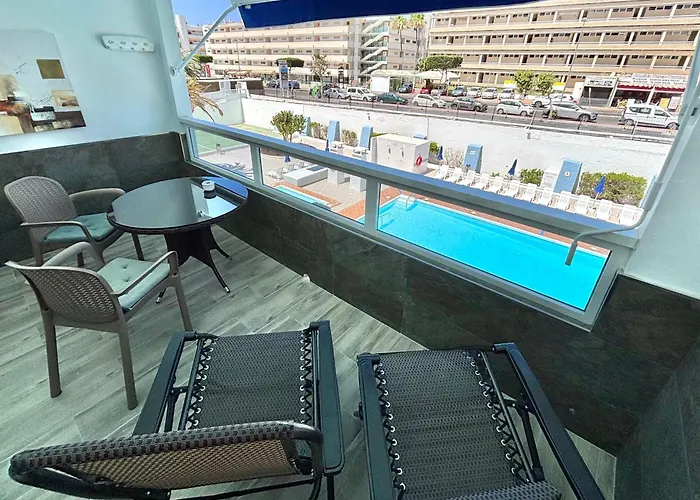Cosy Pool View Apartment Tinache