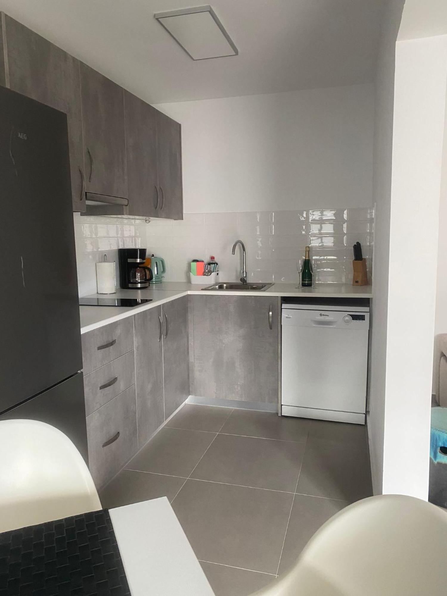 Mono & - Two Bedroom *